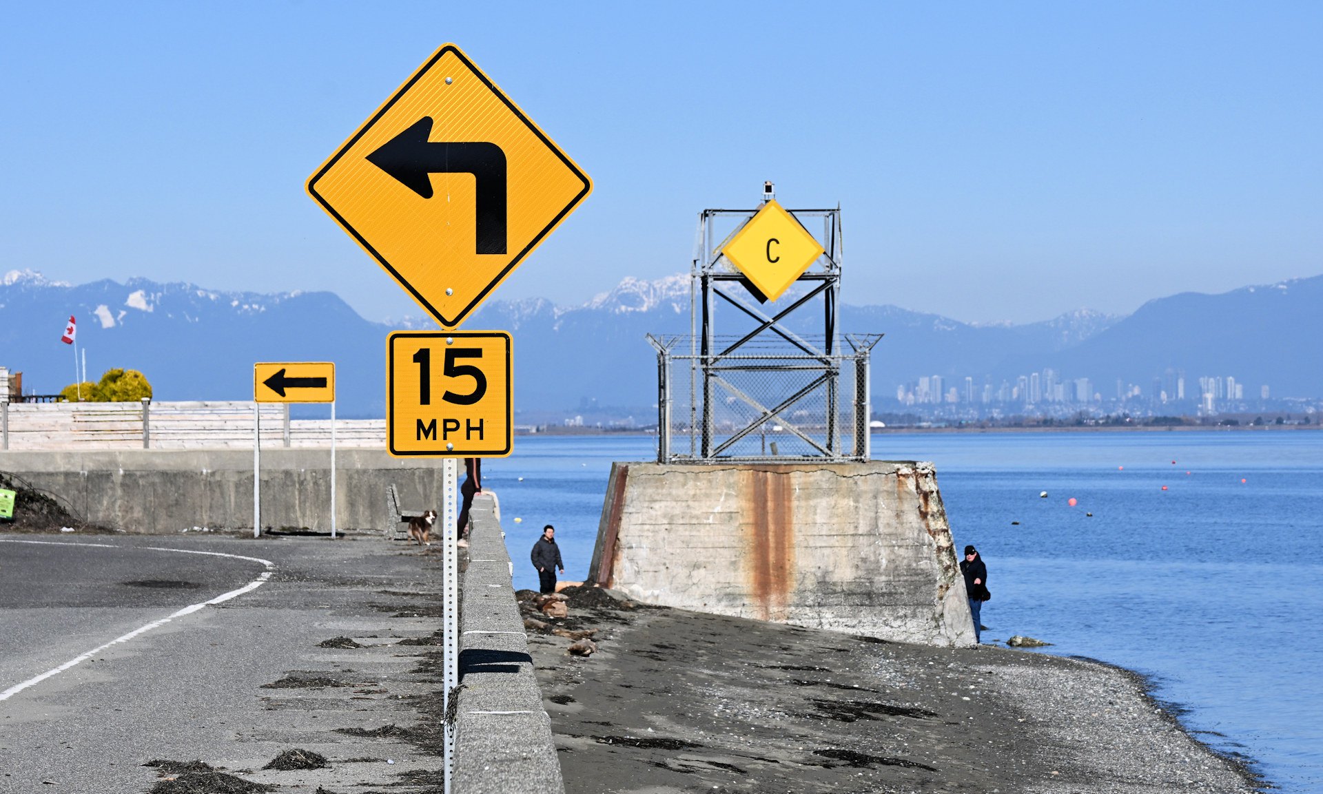Ost Strand von Point Roberts mit gelben Strassenschildern 