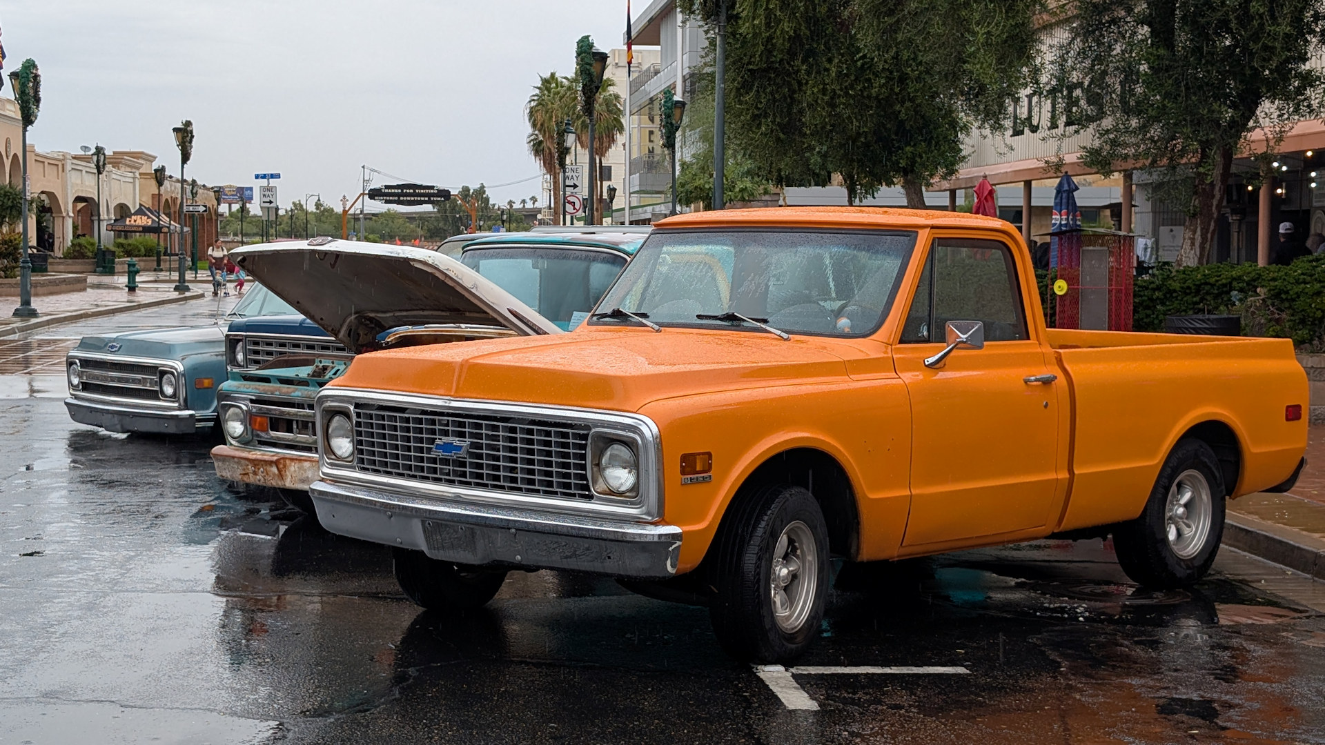 Gelber Chevrolet Pickup in Yuma, während es regnet