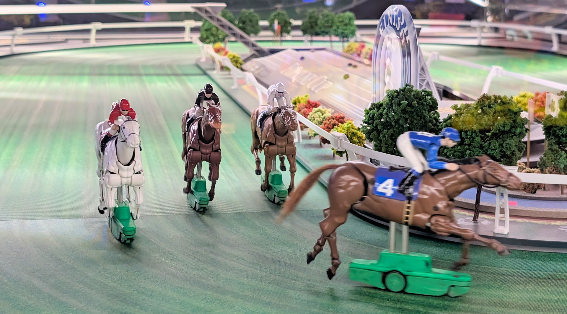 Vier Rennpferde in einem Pferderennen Derby Spielautomat