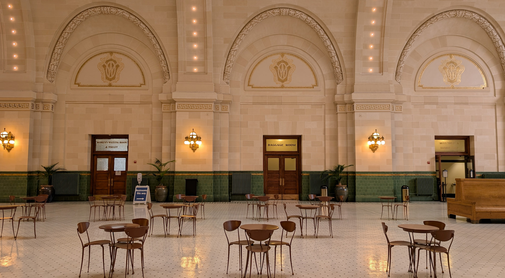 Stühle und Tische in der Union Station Halle Seattle