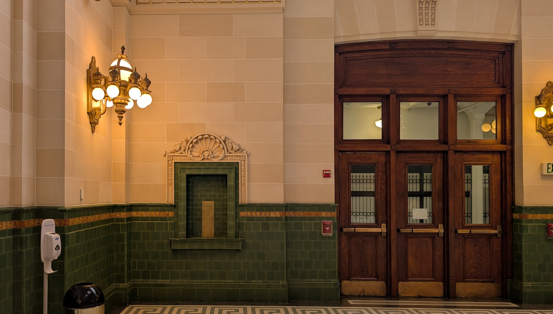 Holztüren und grüne Kacheln in der Union Station Seattle