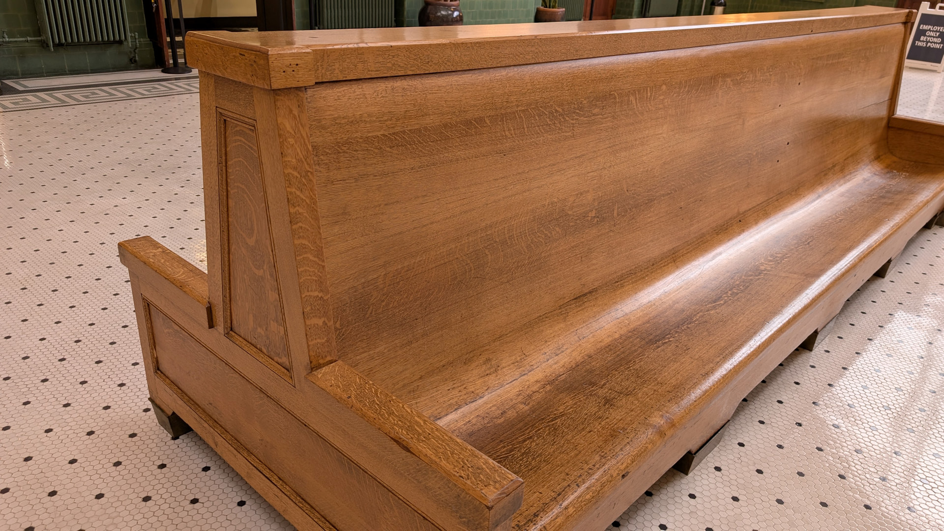 Sitzbank aus Holz in der Union Station Seattle