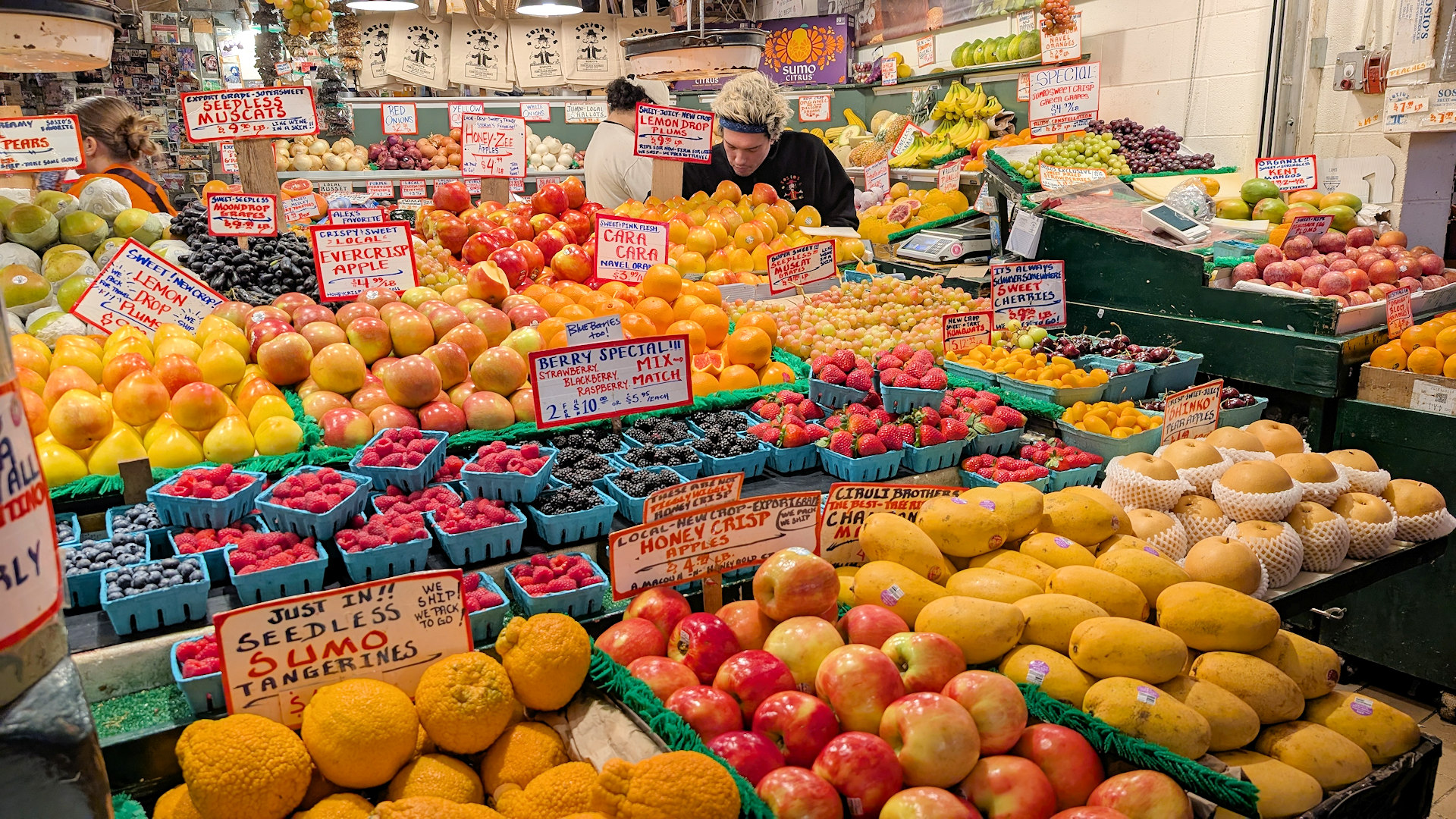 Marktstand mit Obst im der Pike Place Markethall