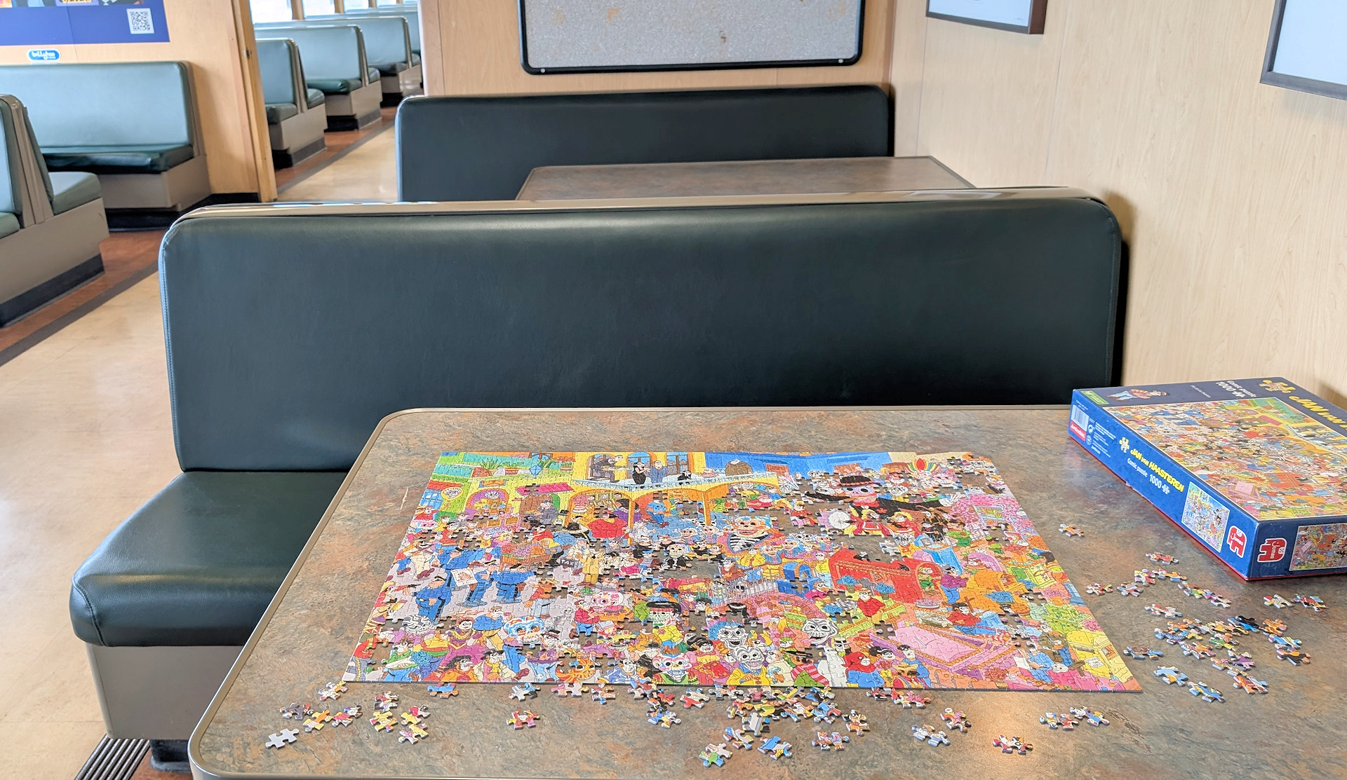 Halbfertiges Puzzle auf einem Tisch einer Fähre in Washington