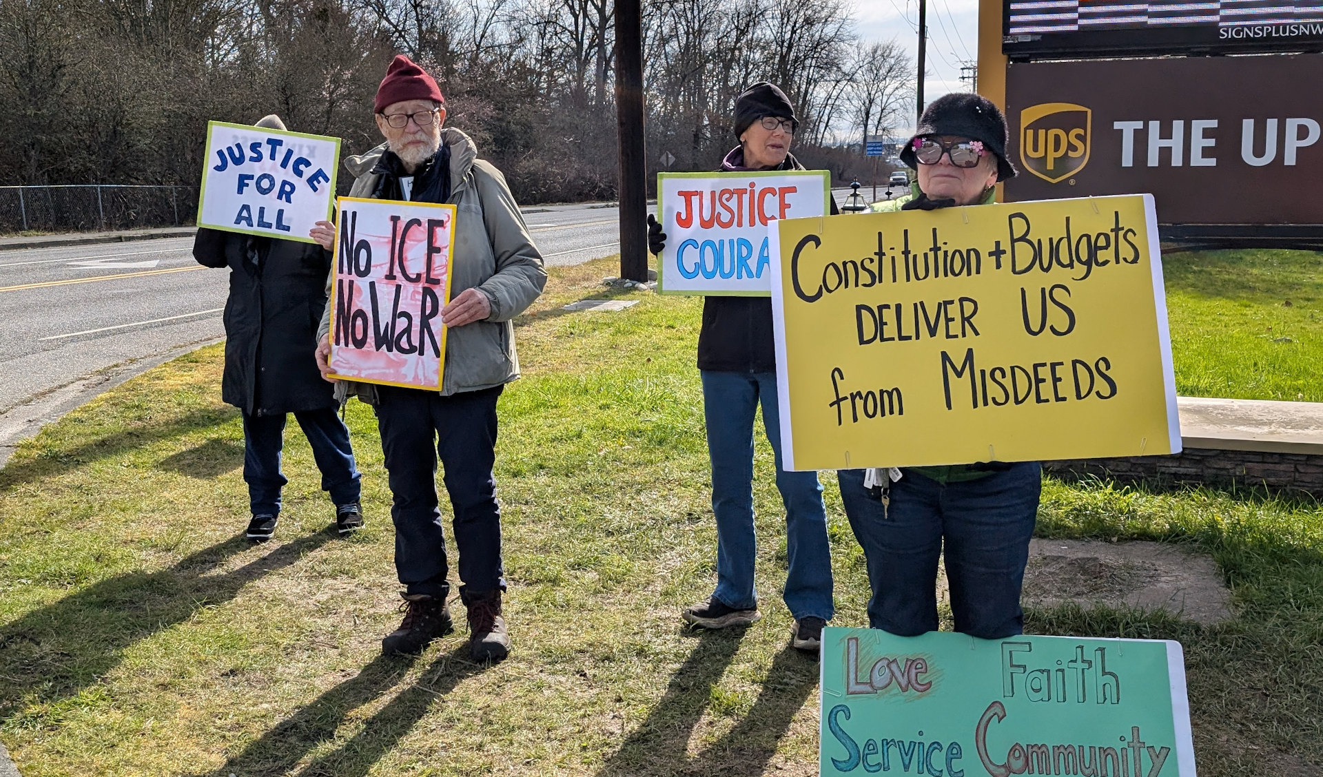 Kleine Demonstration mit vier Mitgliedern die sich gegen ICE und Krieg richtet 
