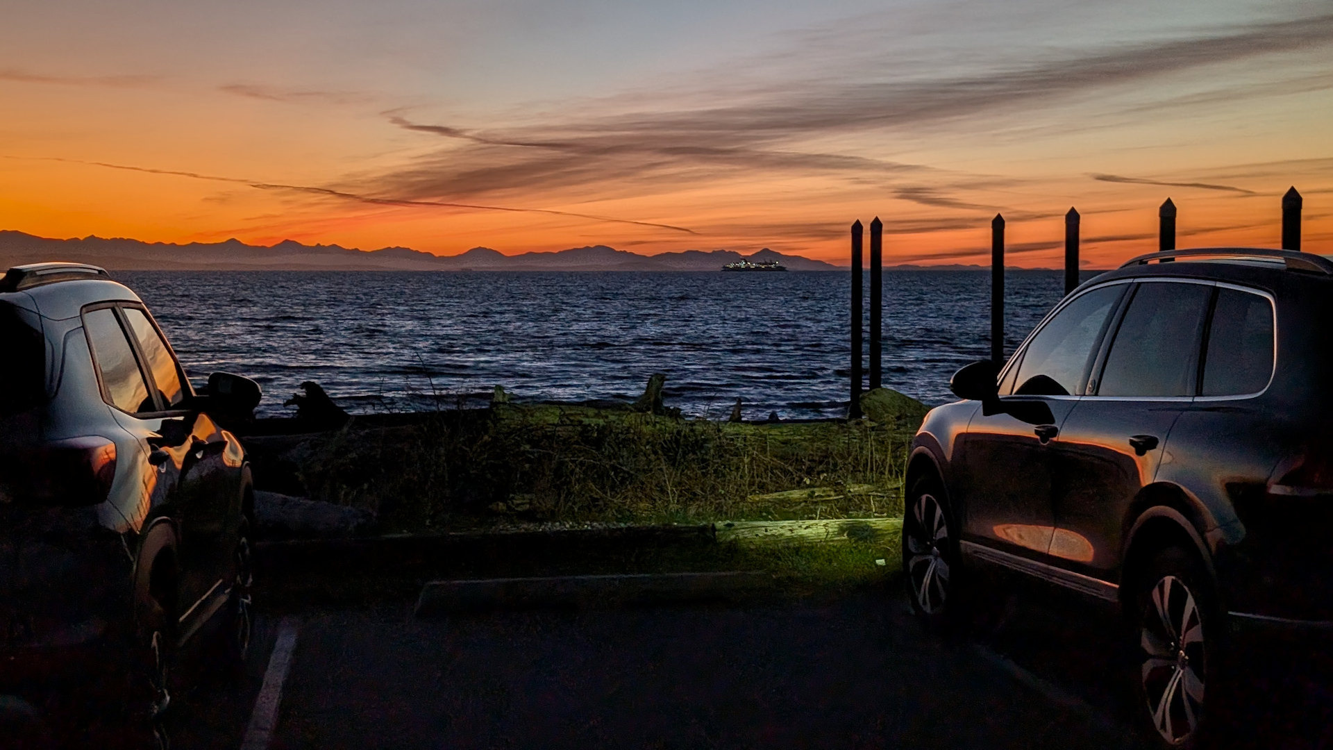 Sonnenuntergang in Point Roberts und zwei parkenden Autos 