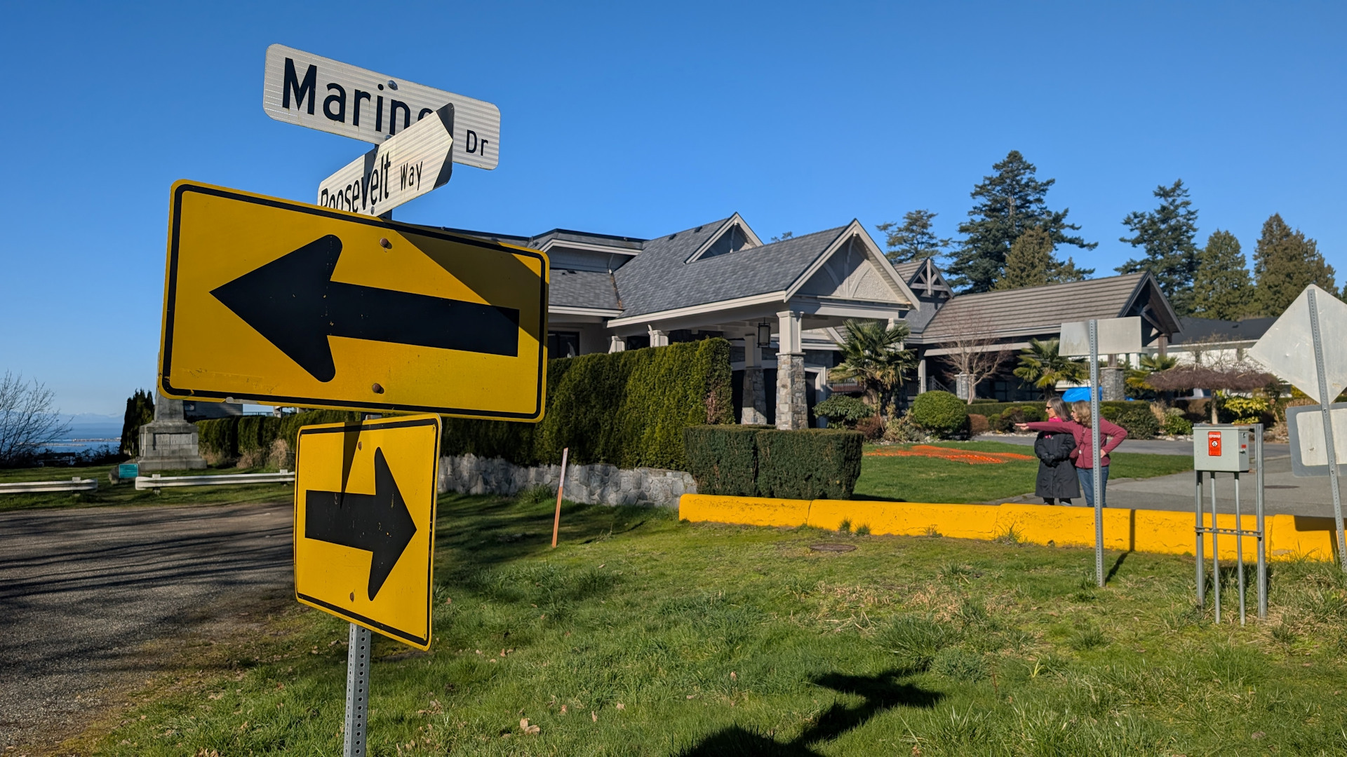 Gelbe Schilder an der Grenze von Point Roberts zu Kanada