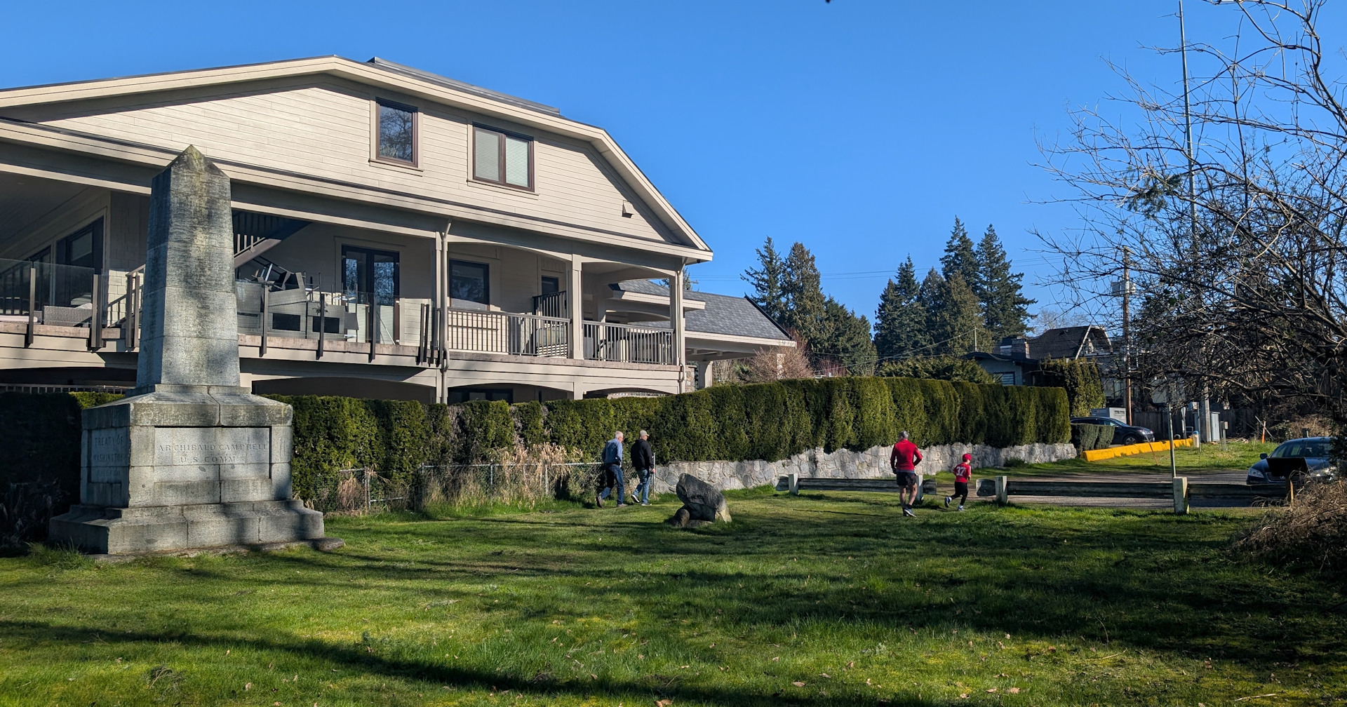 Spaziergänger in der Nähe vom Obelisk in Point Roberts der den 49 Breitengrad markiert 