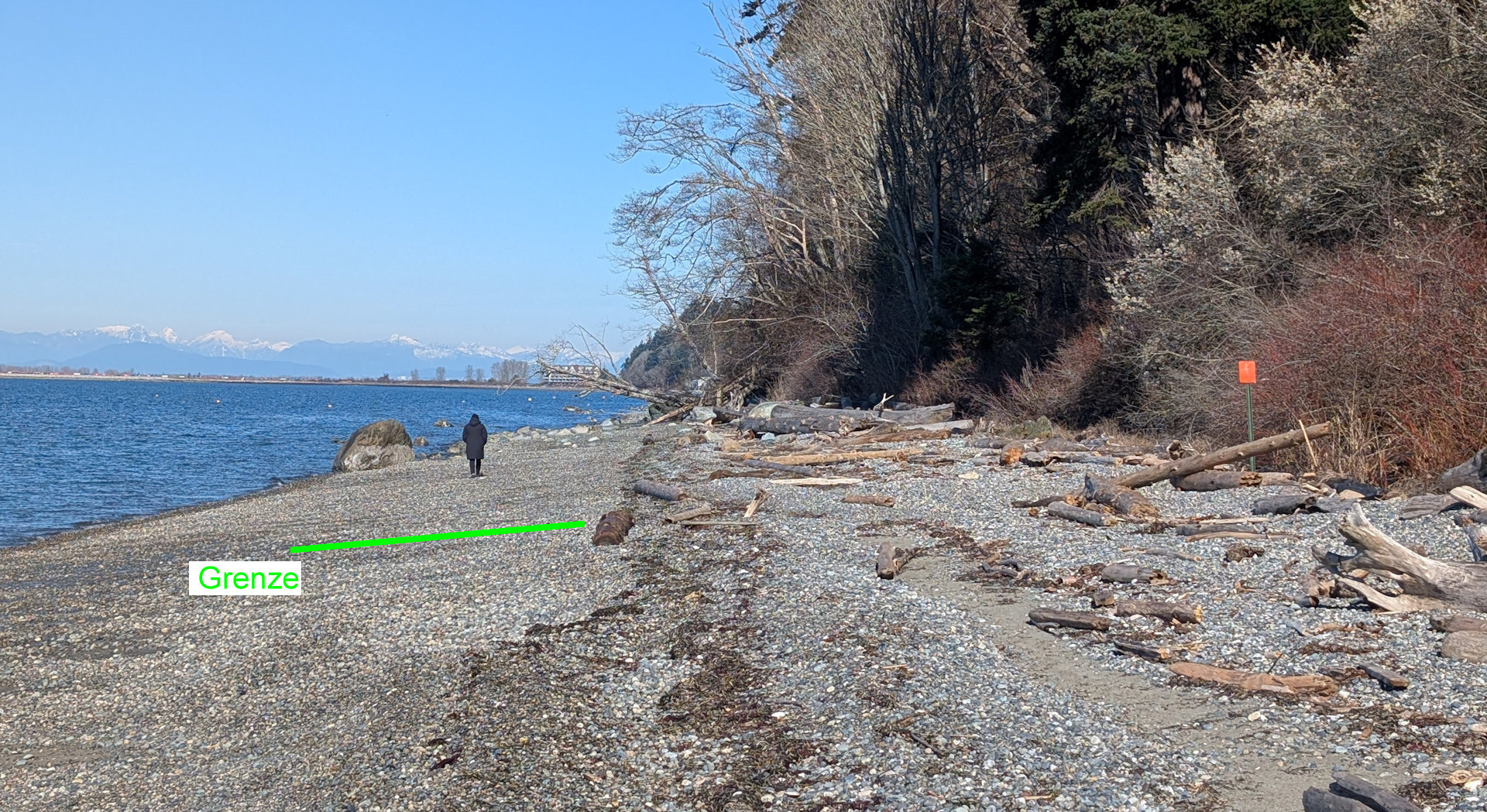 Grenzverlauf zwischen den USA und Kanada in Point Roberts am westlichen Strand