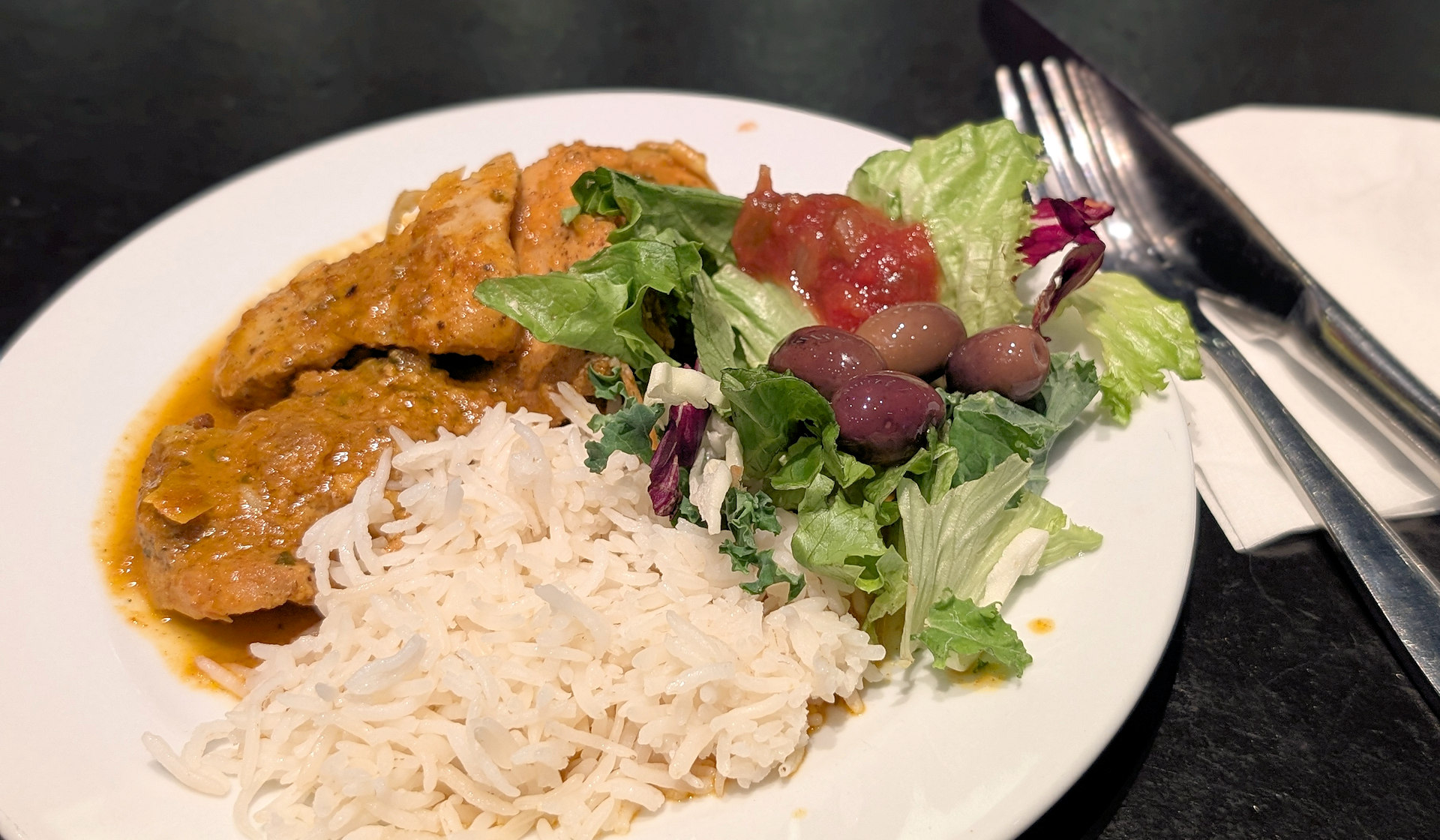 Teller mit Puten Curry Reis und Salat