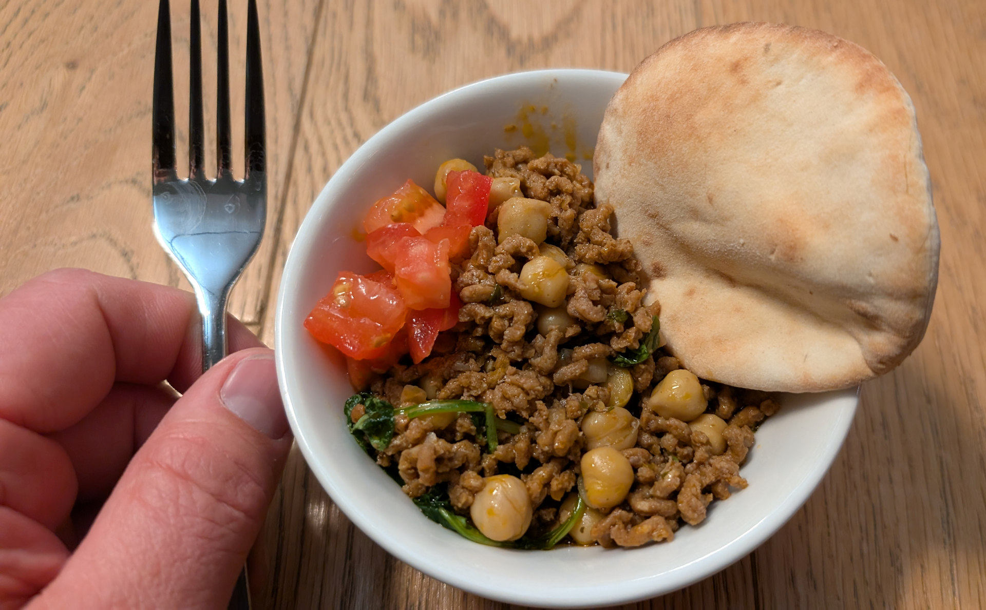 Kleine Portion Kichererbsen mit Hühnchen, Brot & Spinat