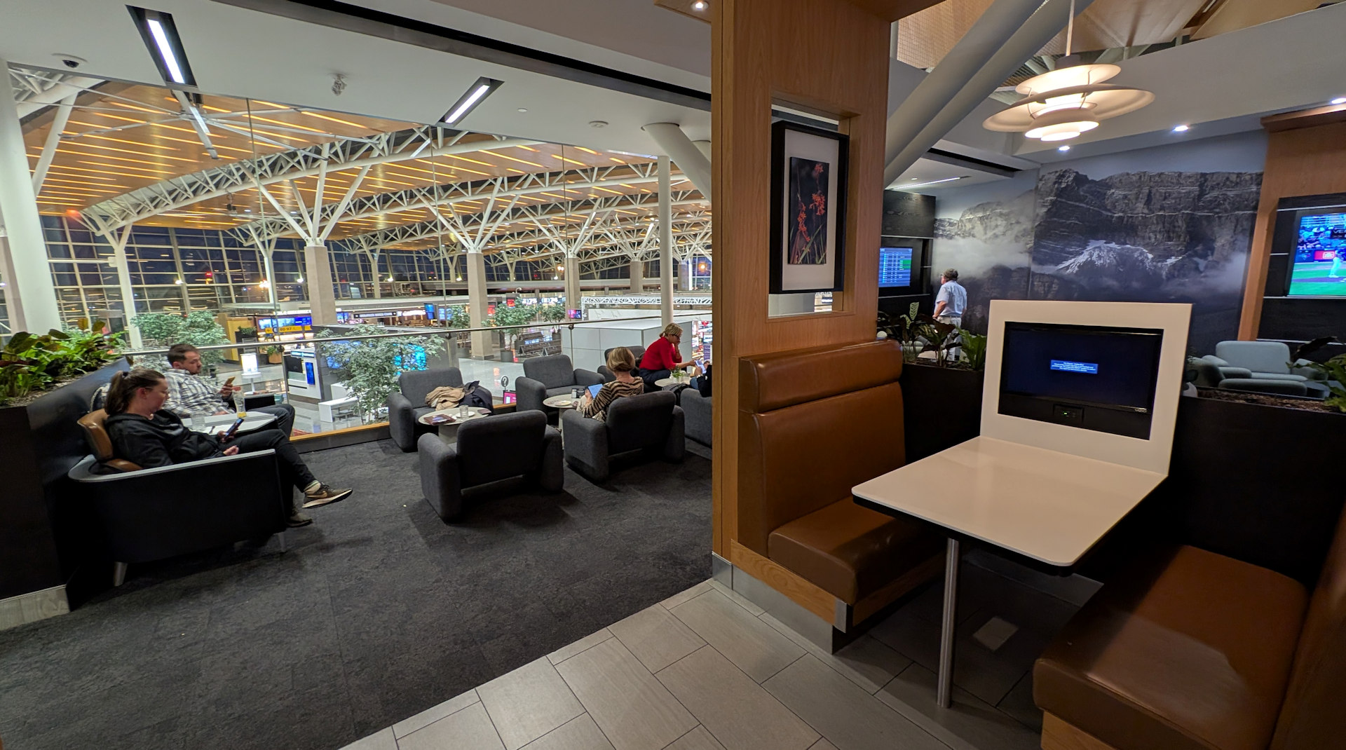 Sitzecke und Arbeits Nische in der Aspire Lounge Calgary