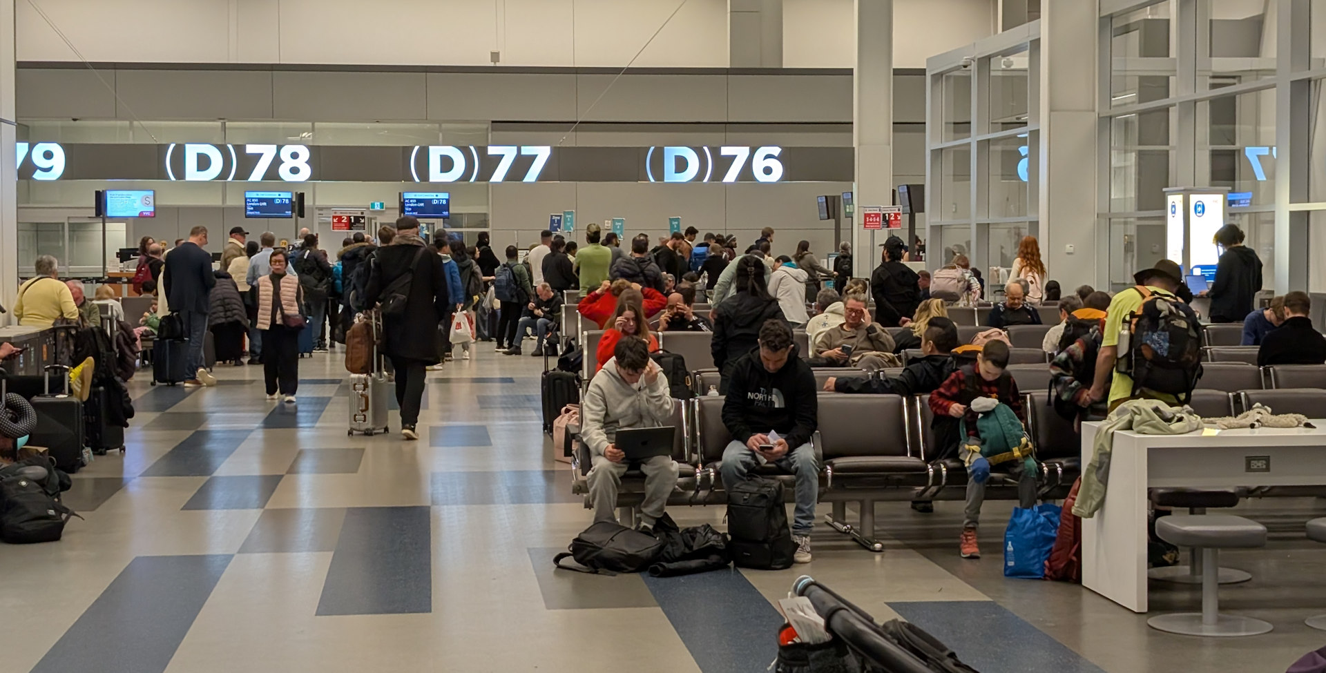 Öffentlichen Wartebereich mit Bänken und vielen Reisenden in Calgary