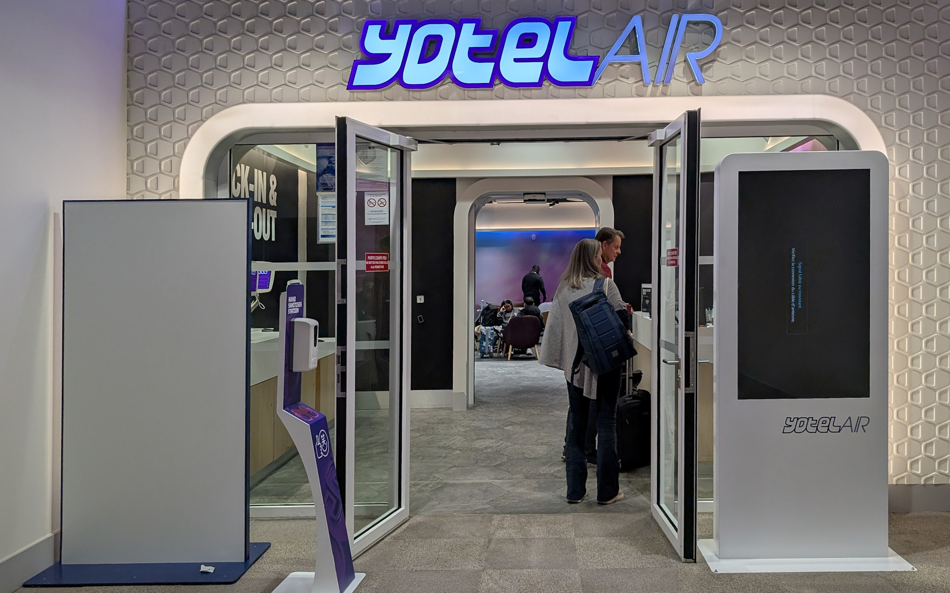 Eingang vom Yotel Air Hotel im Charles de Gaule Flughafen Paris