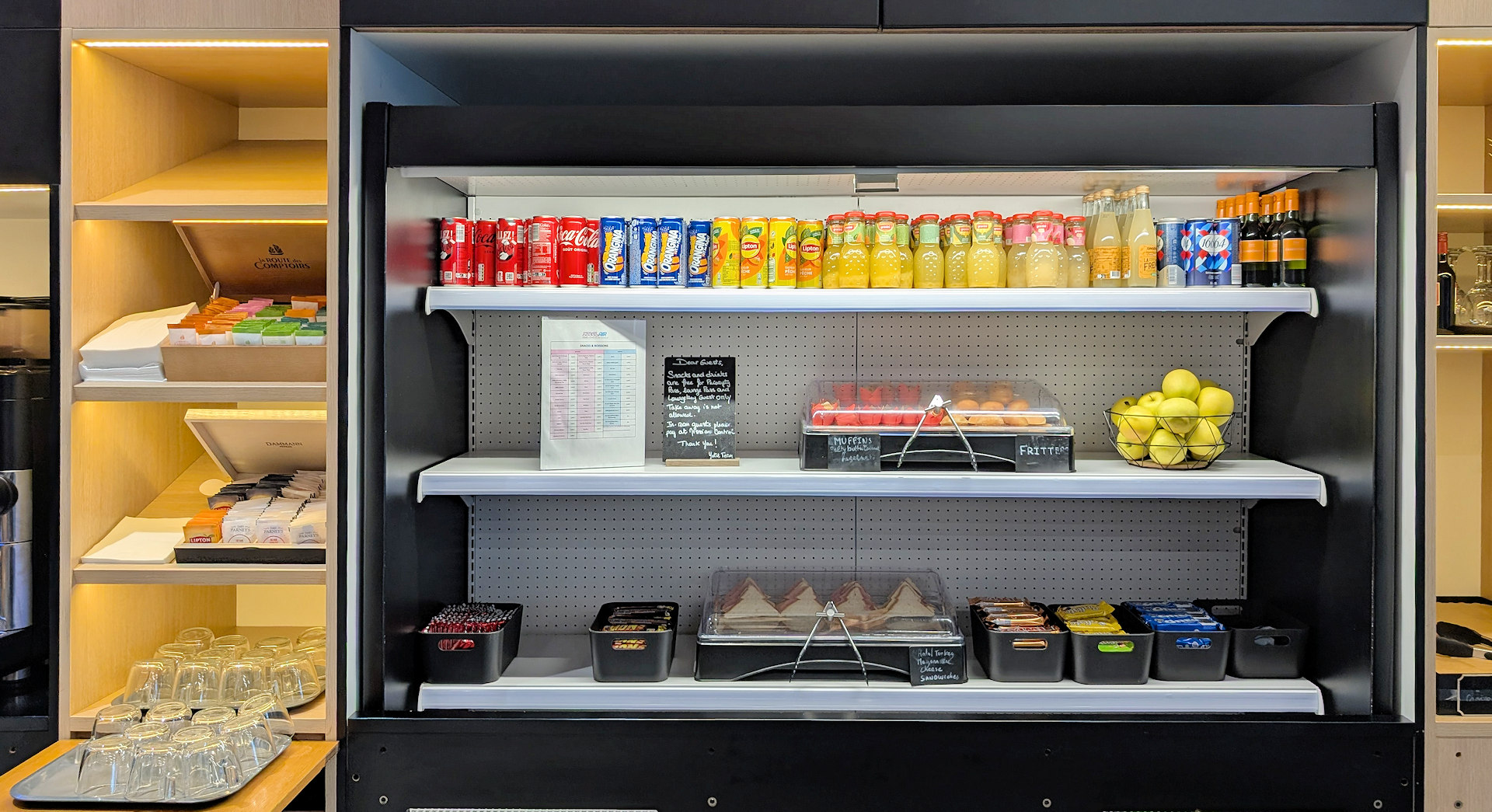 Snackangebot im Yotel Air Charles de Gaule Flughafen Paris