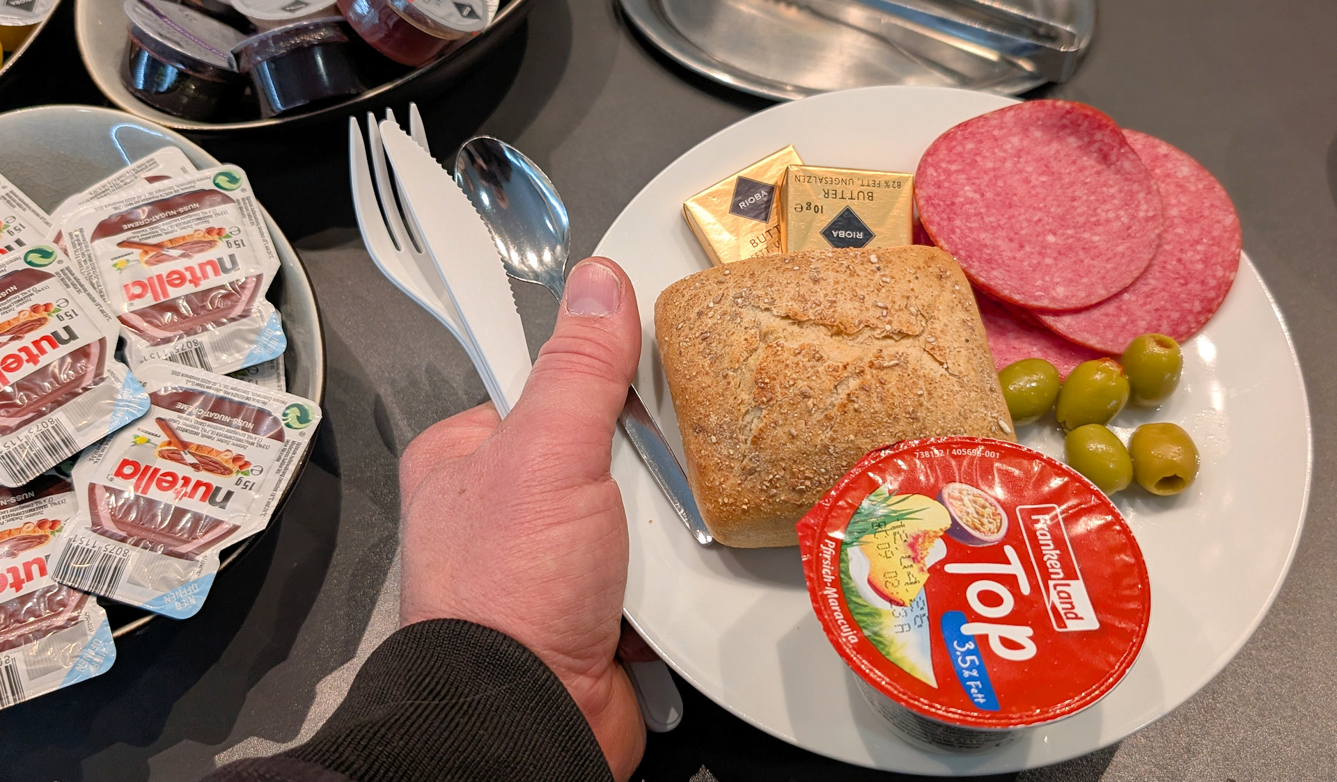 Frühstück mit Brötchen, Salami und Oliven in der Melli Beese Lounge Hannover Flughafen im Terminal B
