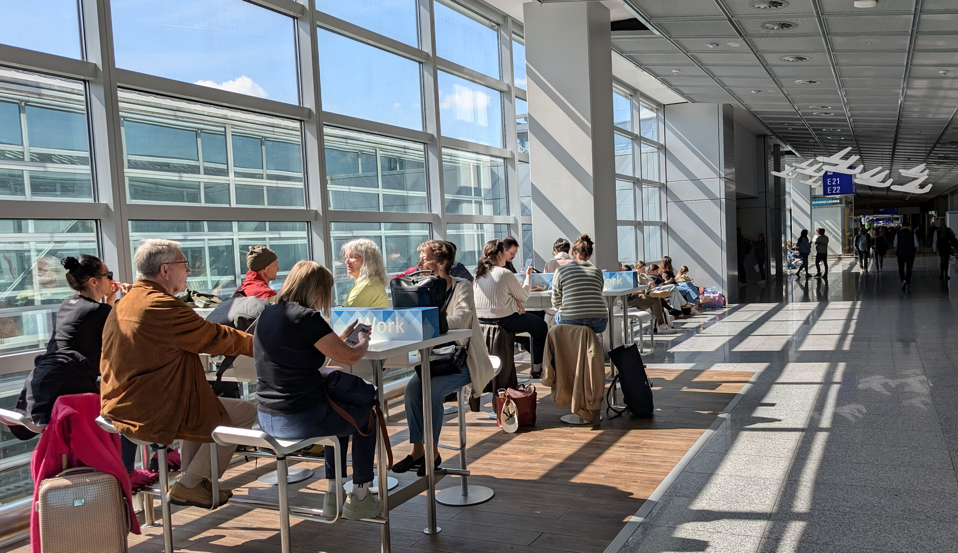Wartebereich für Fluggäste mit Tischen und Steckdosen zum arbeiten im Terminal 2 Frankfurter Flughafen 