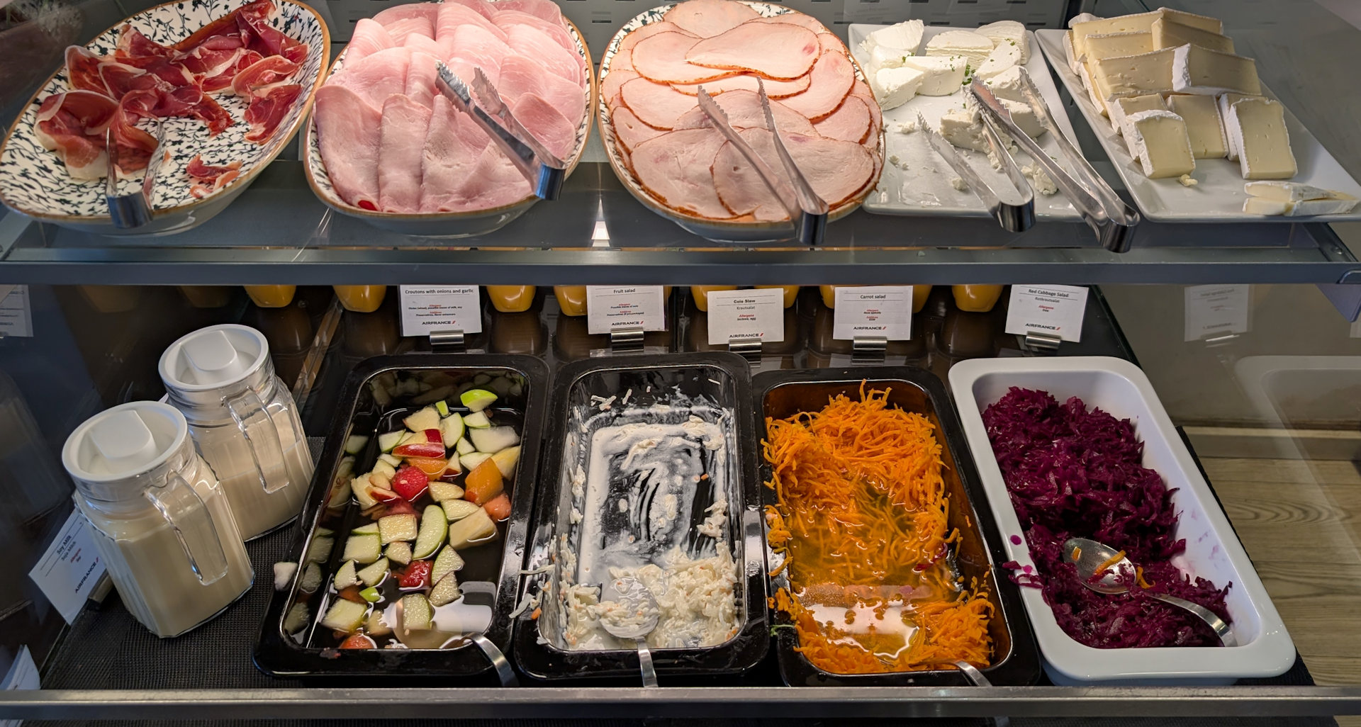 Buffet mit Schinken, Kochschinken, Käse und Salat