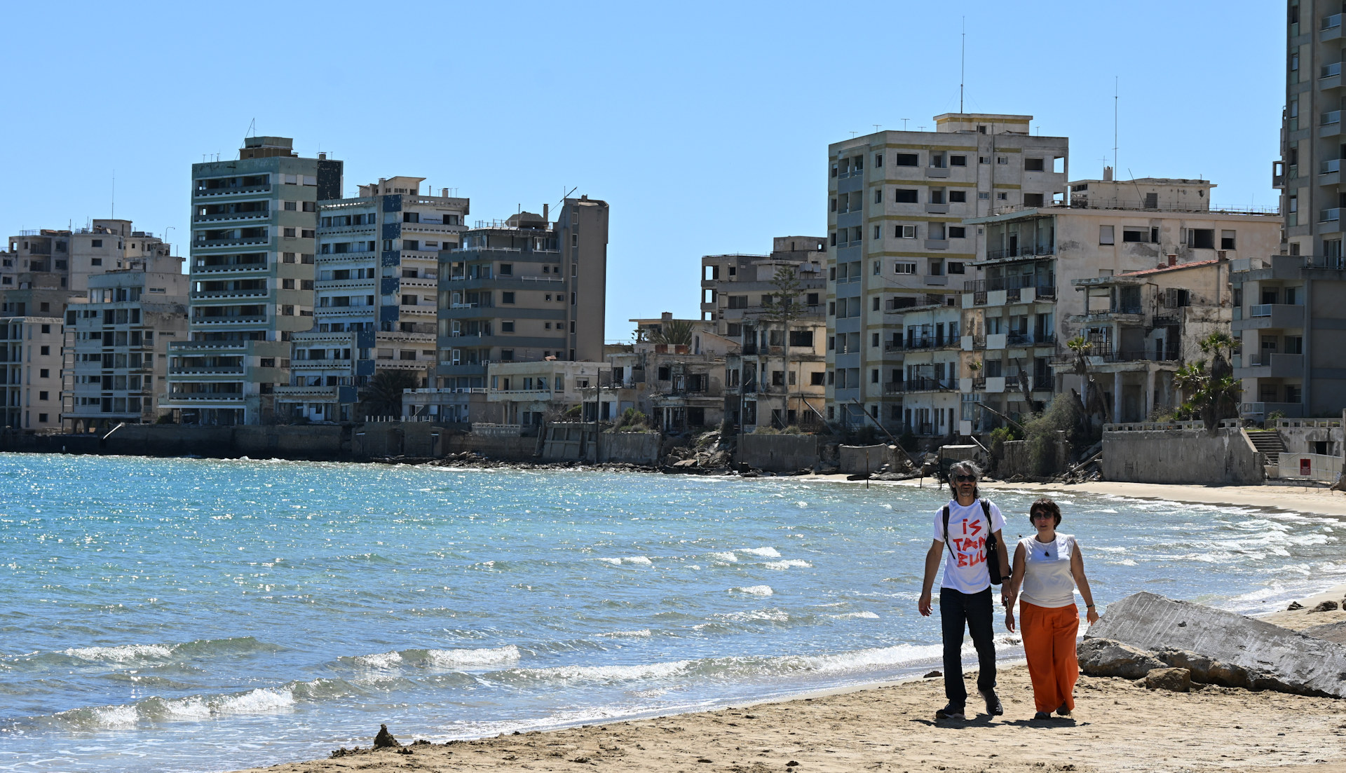 Strand von Varosha Zypern mit verlassenen Hotel Ruinen
