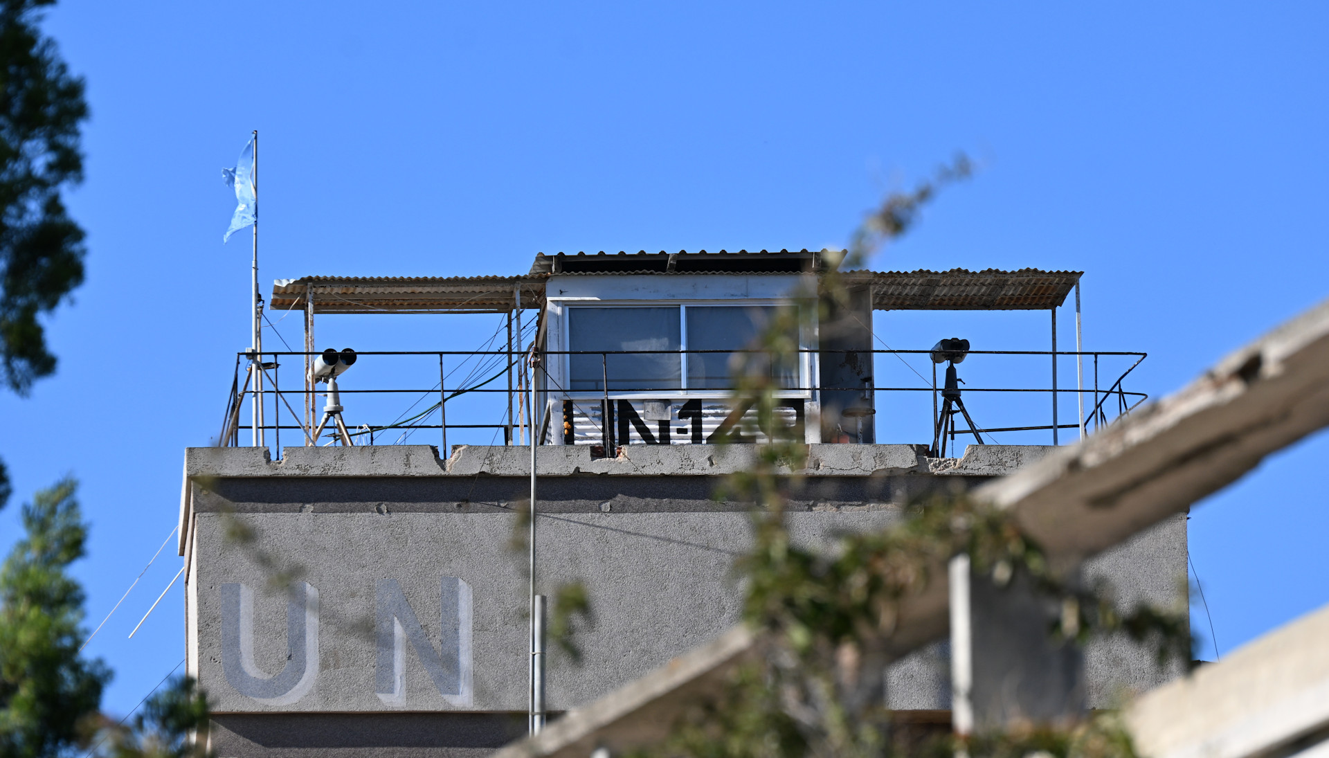 UN Wachposten mit zwei leistungsfähigen Ferngläsern in Varosha