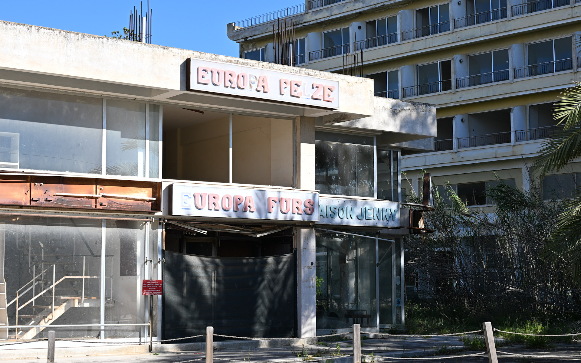 Ruine eines ehemaligen Pelz Ladens in Varosha, Zypern