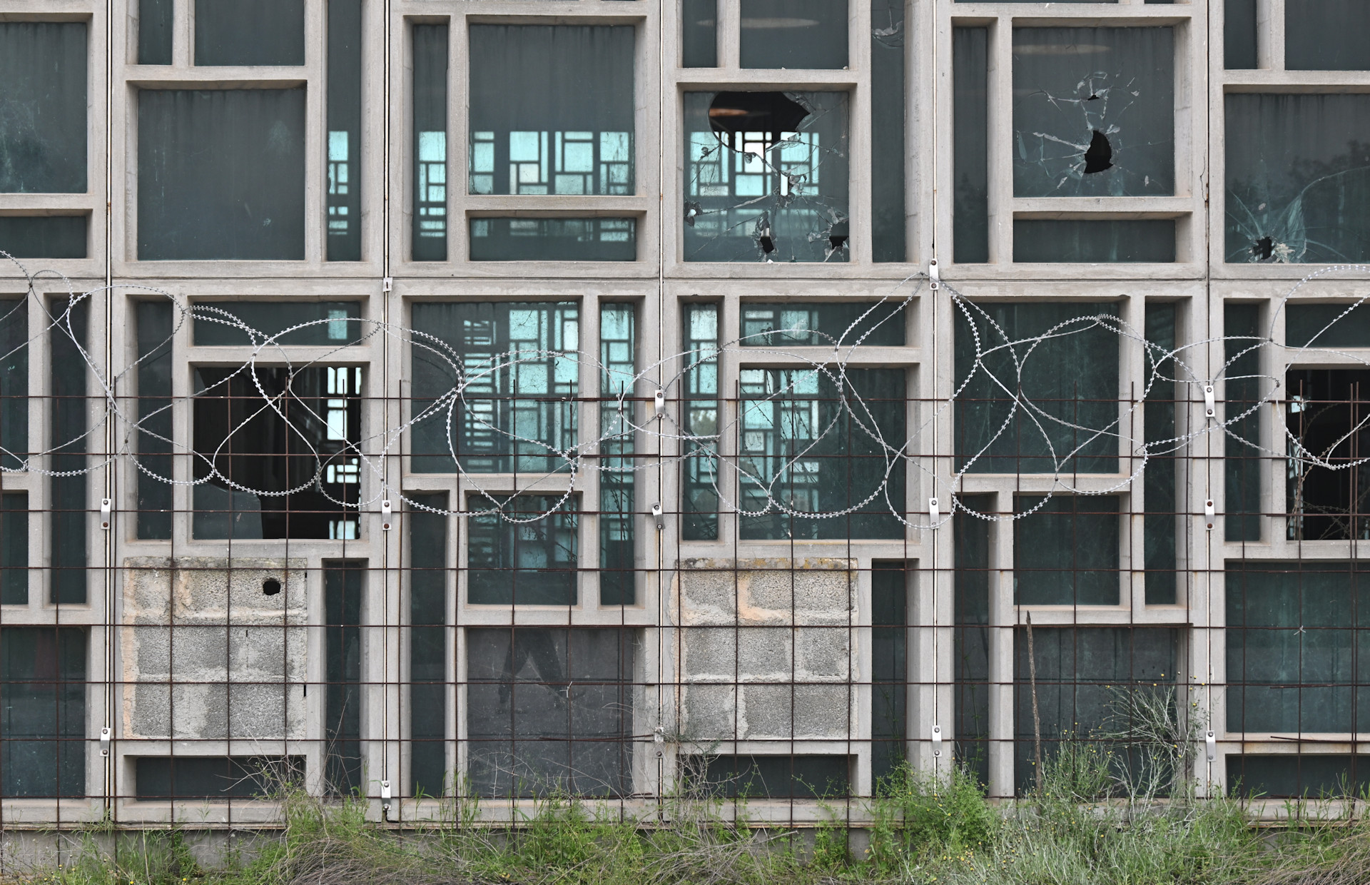 Schusslöcher in den Scheiben vom Flughafen Nikosia 