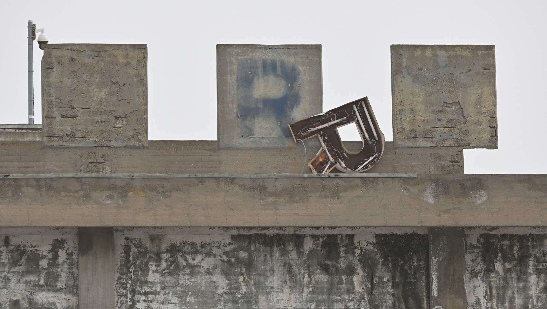 Abgefallenes R vom Schriftzug Internationaler Flughafen Nikosia in Zypern 