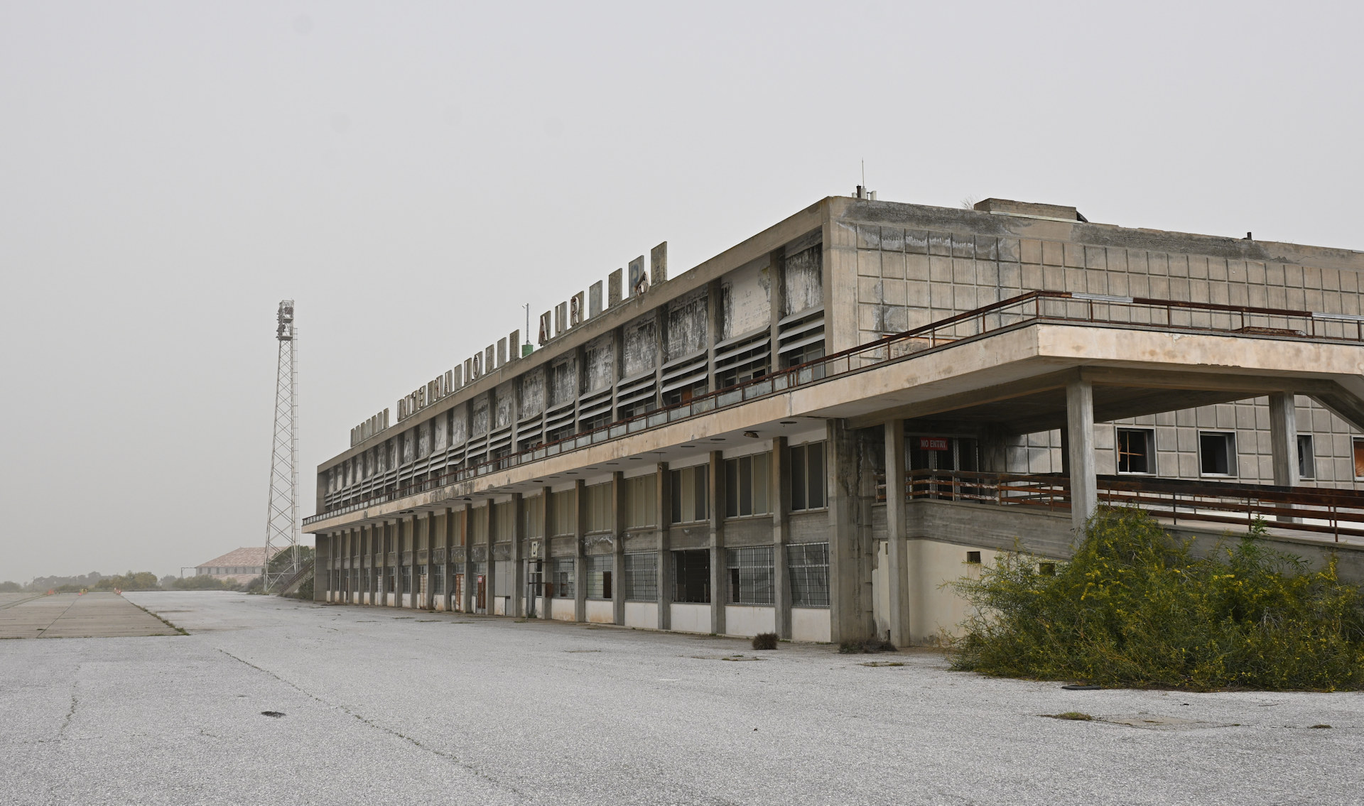 Graues Hauptgebäude Flughafen Nikosia 