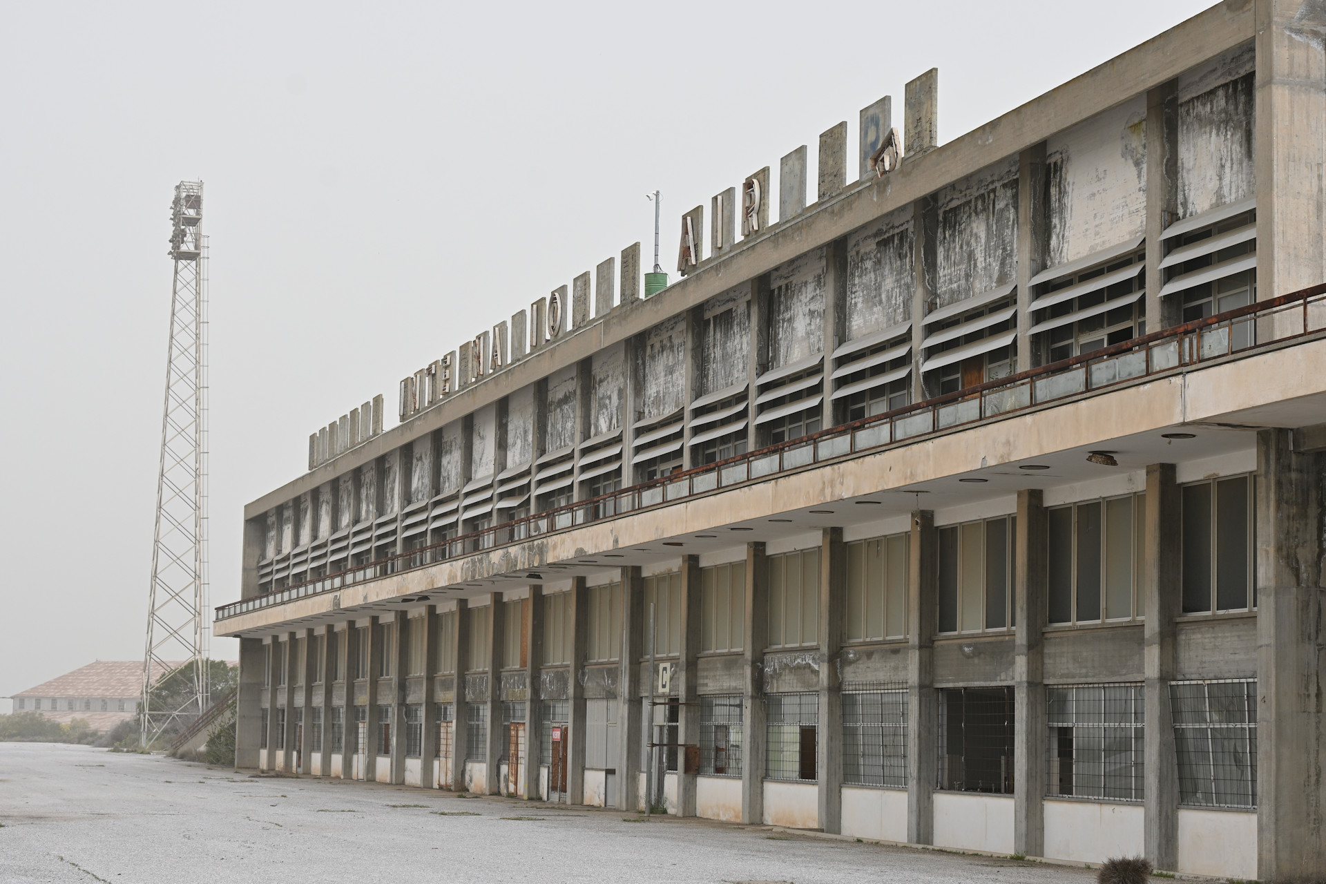 Graues Hauptgebäude Internationaler Flughafen Nikosia Zypern