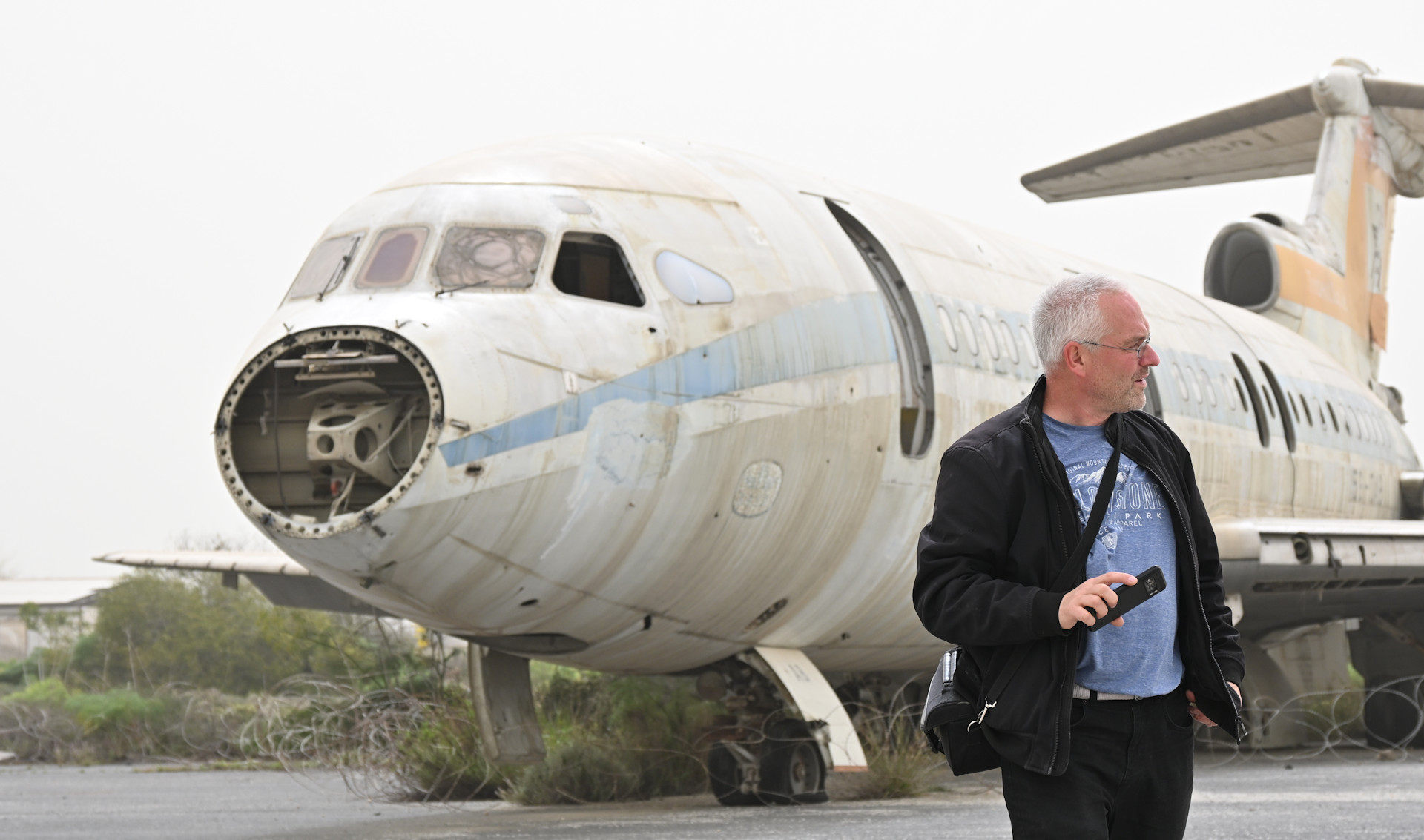 Journalist vor dem Trident  Flugzeugwrack historischer Internationaler Flughafen Nikosia