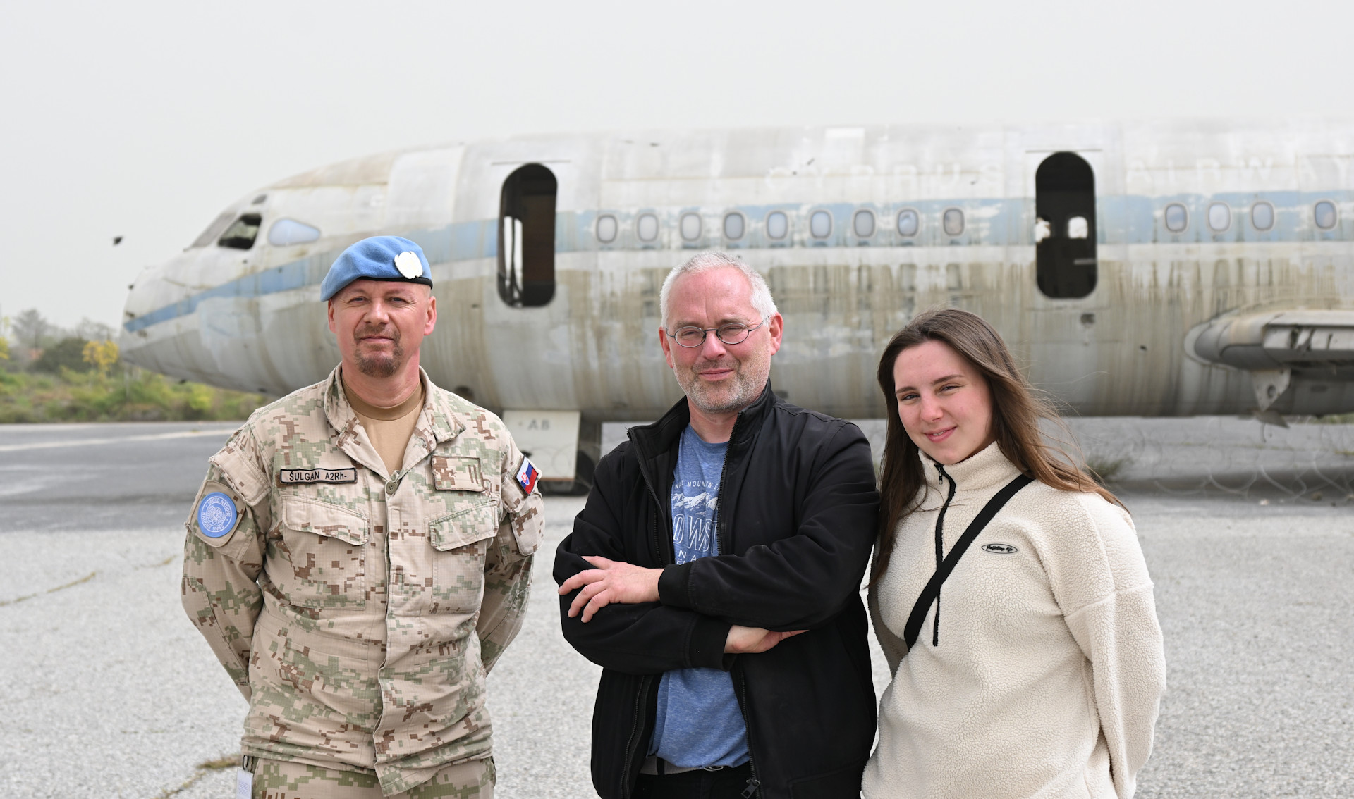 Chris, Mia und Pepe vor dem abgestellten Trident Flugzeug Wrack Flughafen Nikosia