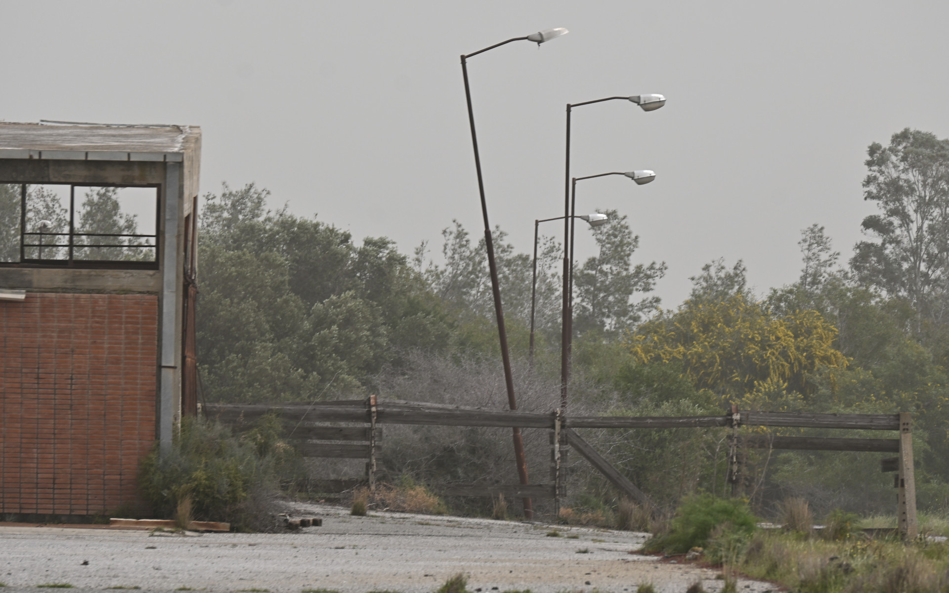 Schief stehende Strassenlaternen im Flughafen Nikosia Zypern 
