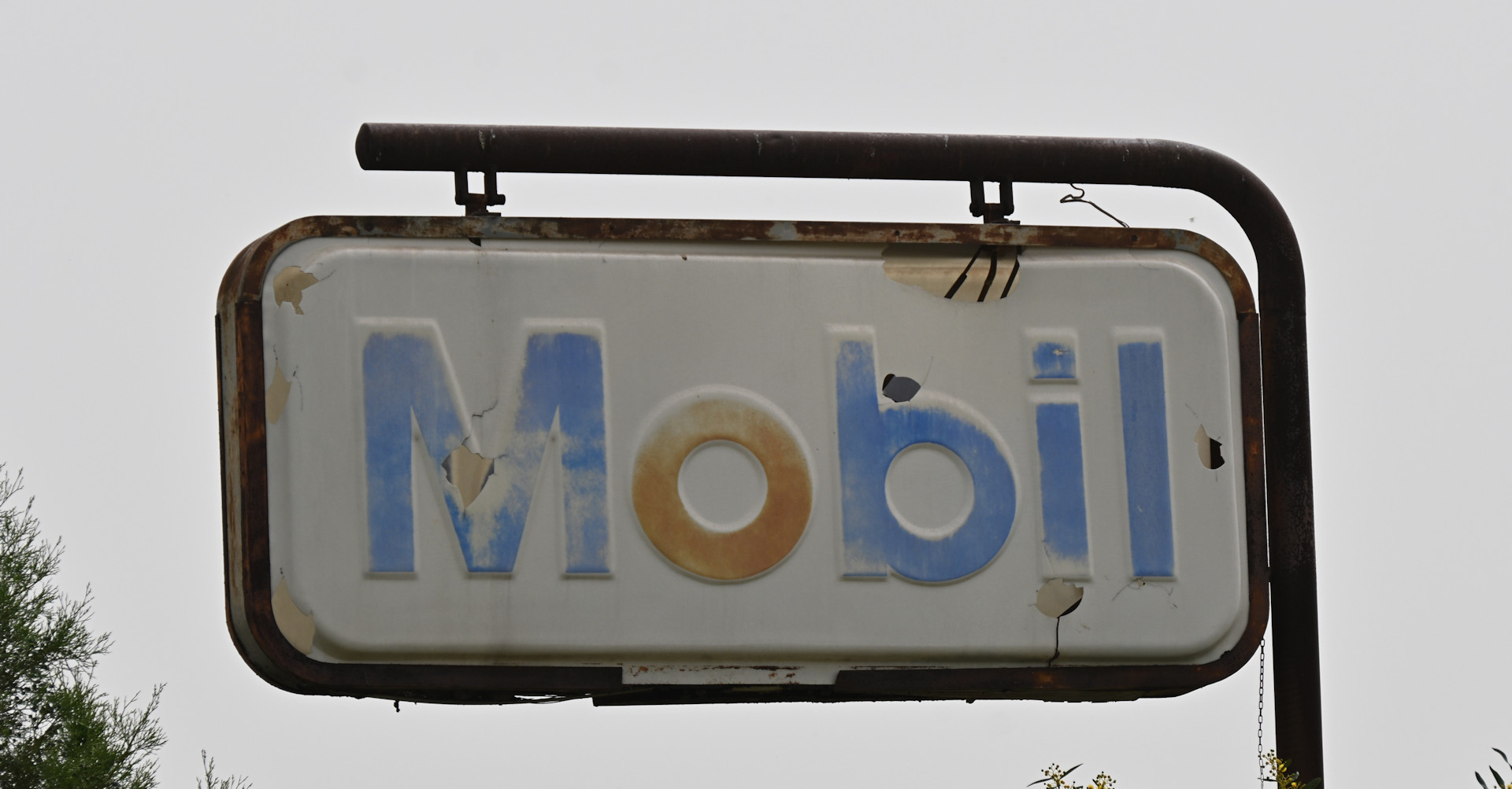 Altes Mobil Schild mit verblichener Farbe 