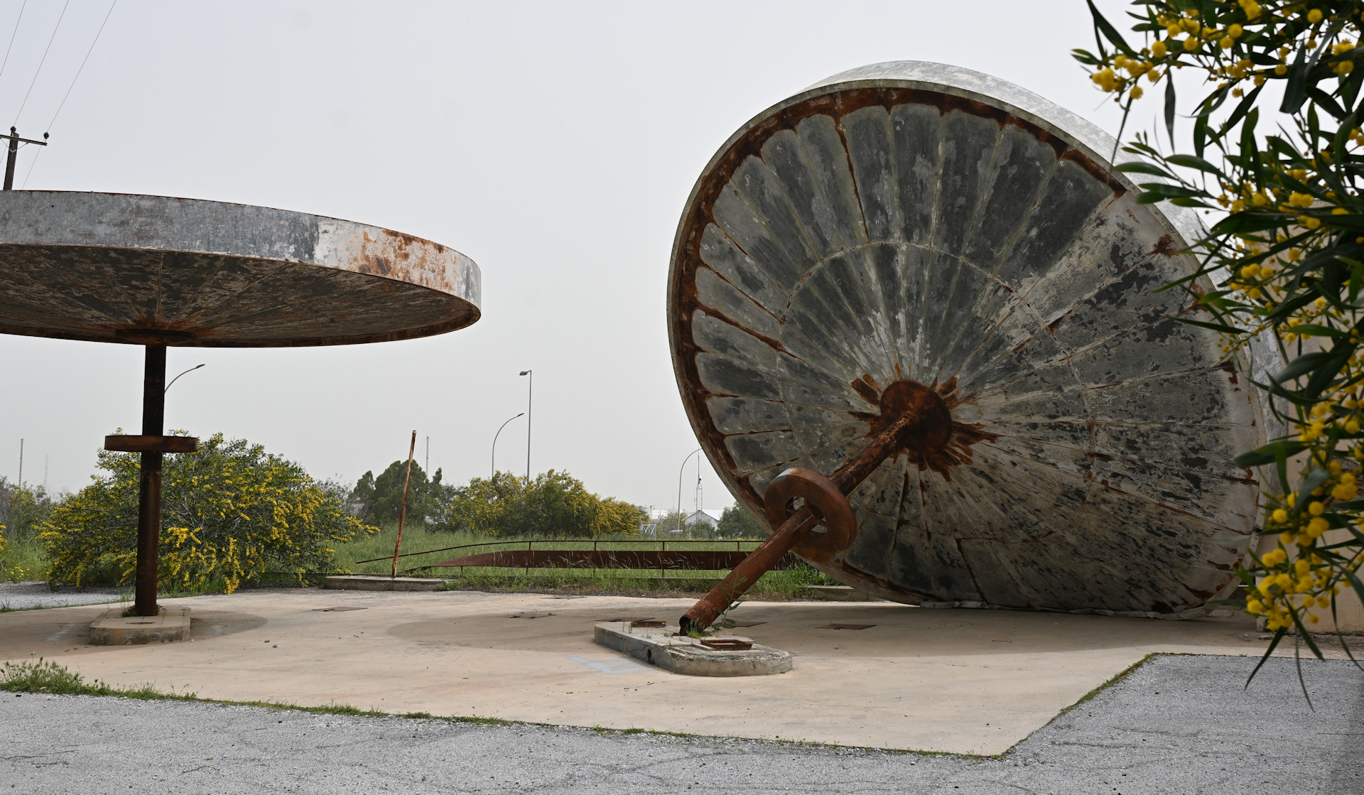 Zwei pilzförmige Regendächer einer Mobil Tankstelle im Flughafen Nikosia von denen einer umgestürzt ist