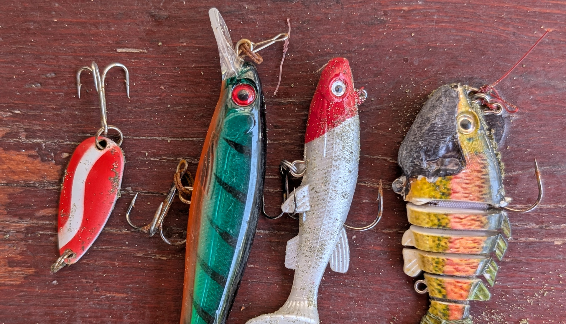 Vier bunte Köder zum angeln 