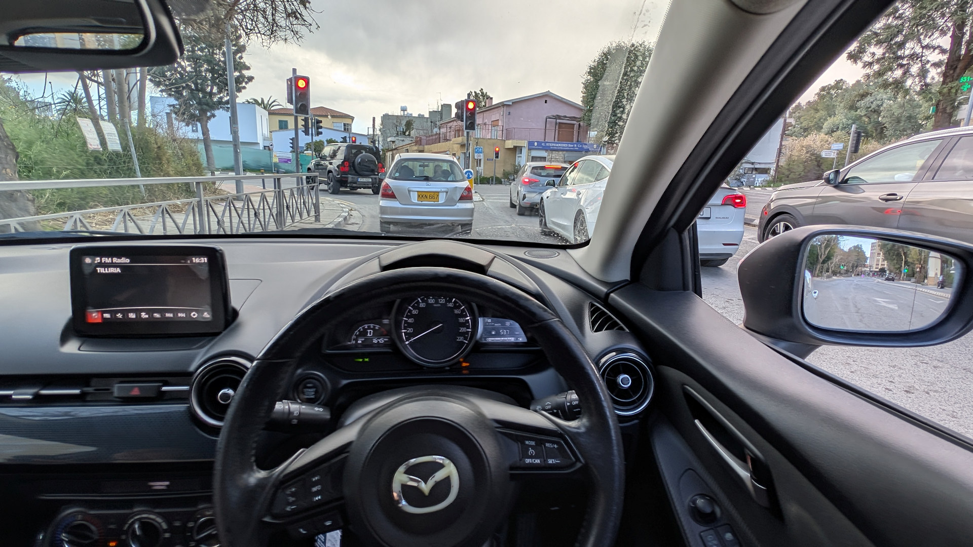 Hektischer Linksverkehr in Zypern aus Sicht des Fahrers 