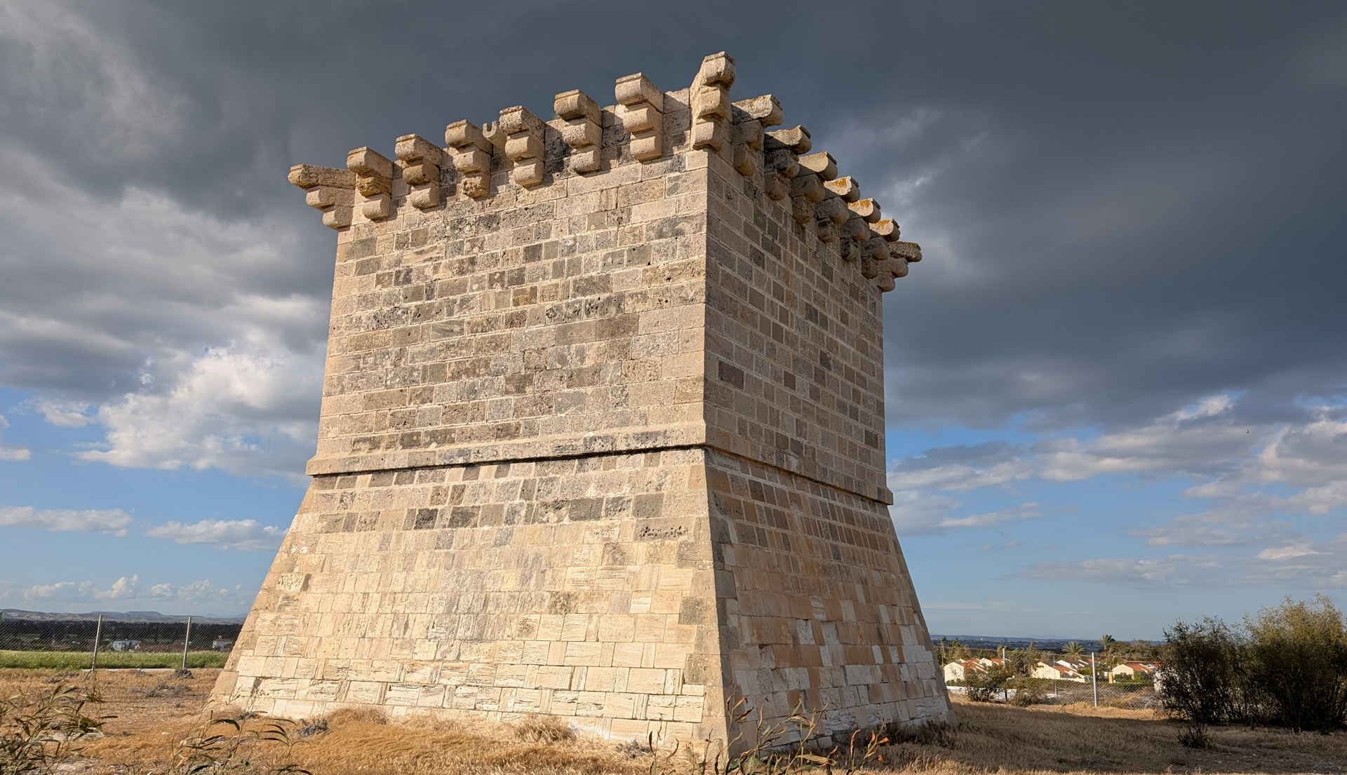 Alter Wachturm in Zypern vor dunklen Wolken 