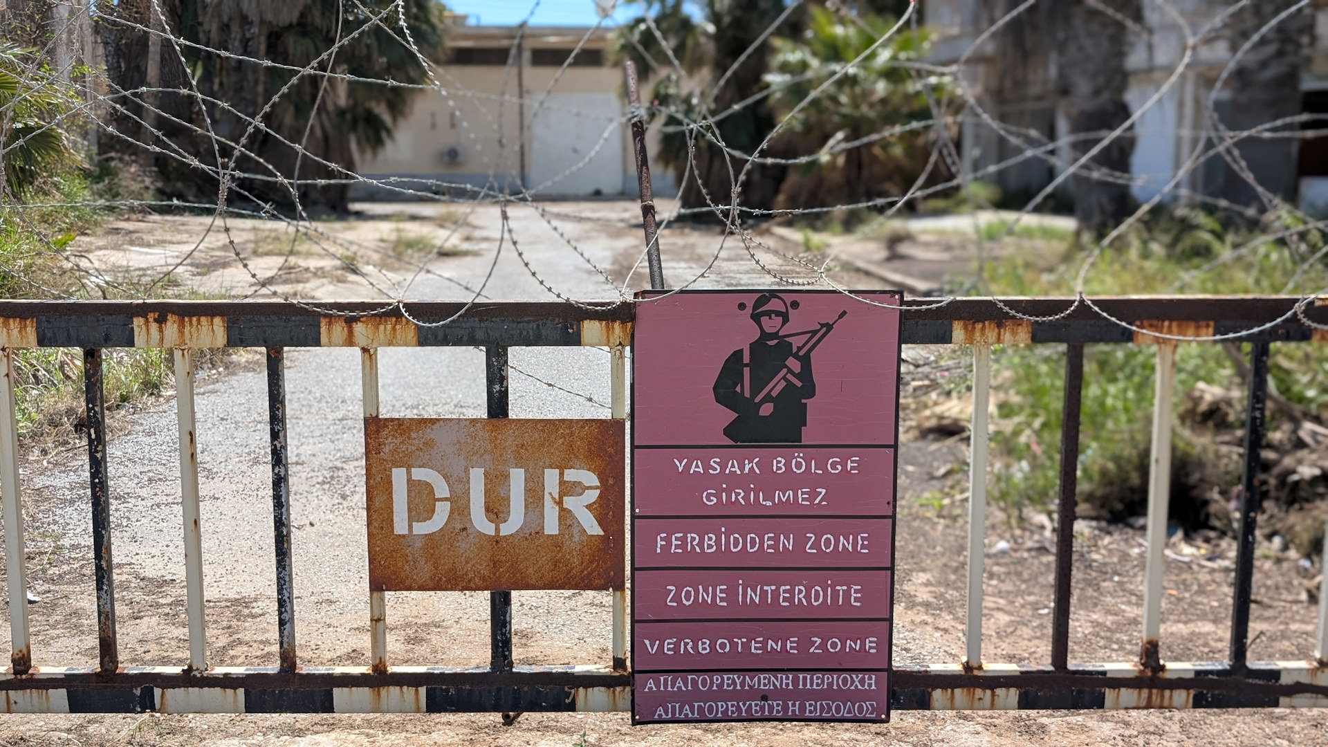 Betreten Verboten Schild mit dem Bild eines bewaffneten Soldaten in Varosha Zypern