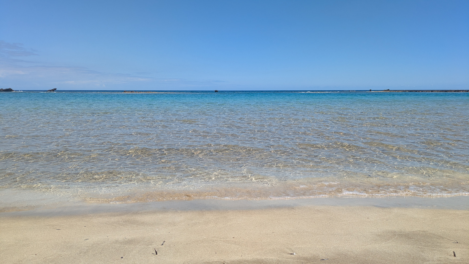 Strand in Varosha mit klarem Wasser und blauem Himmel