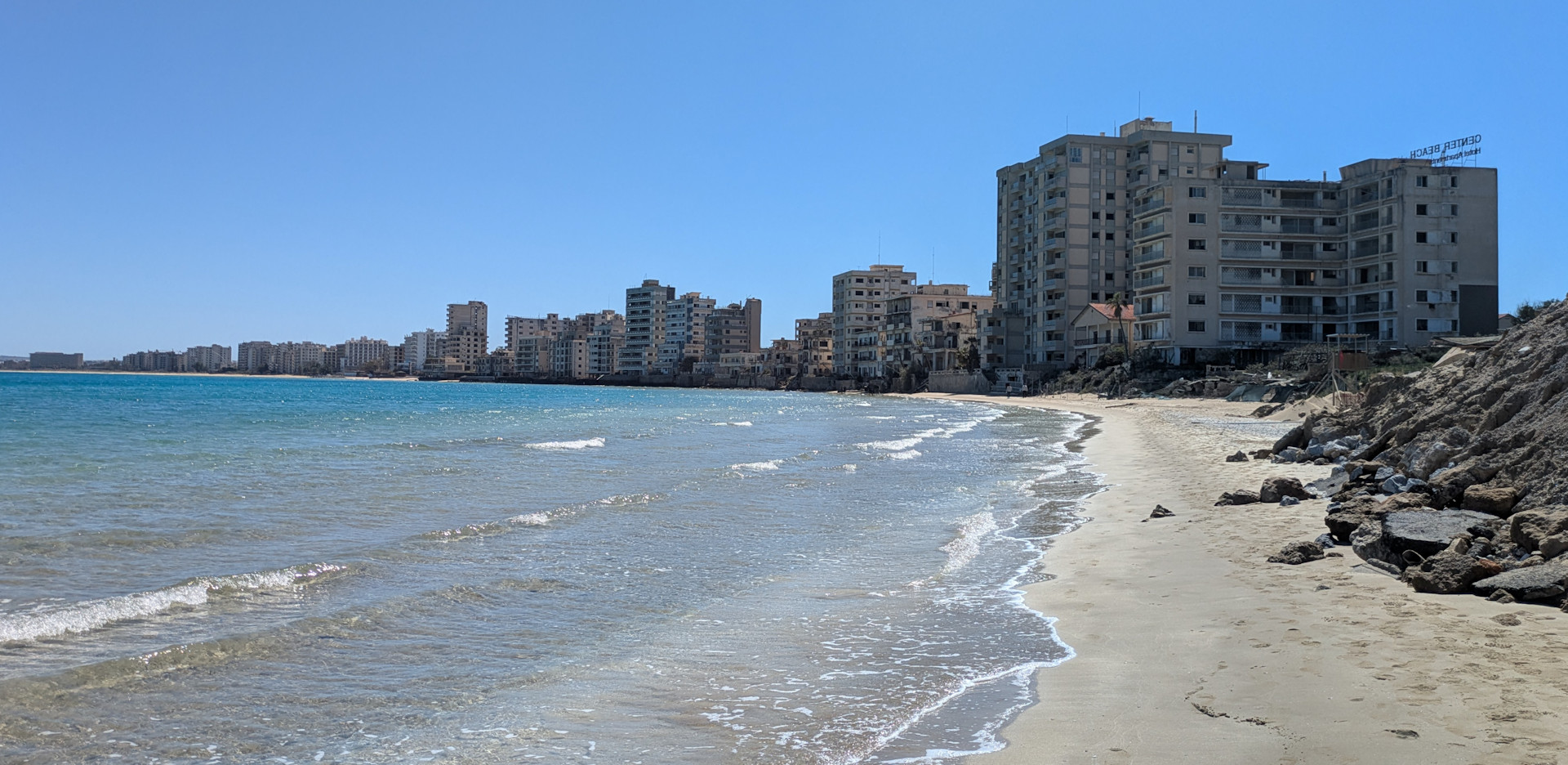 Sandstrand und Hotel Ruinen in Varosha Nordzypern 