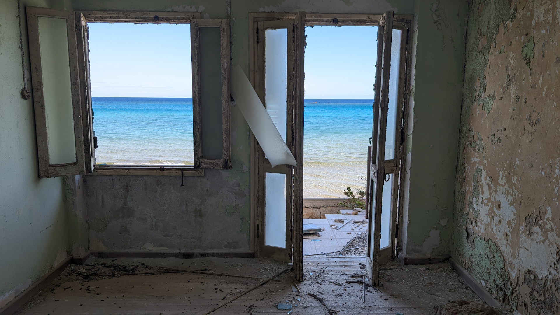 Blick aus einem ehemaligen Hotelzimmer in Varosha auf das blaue Meer