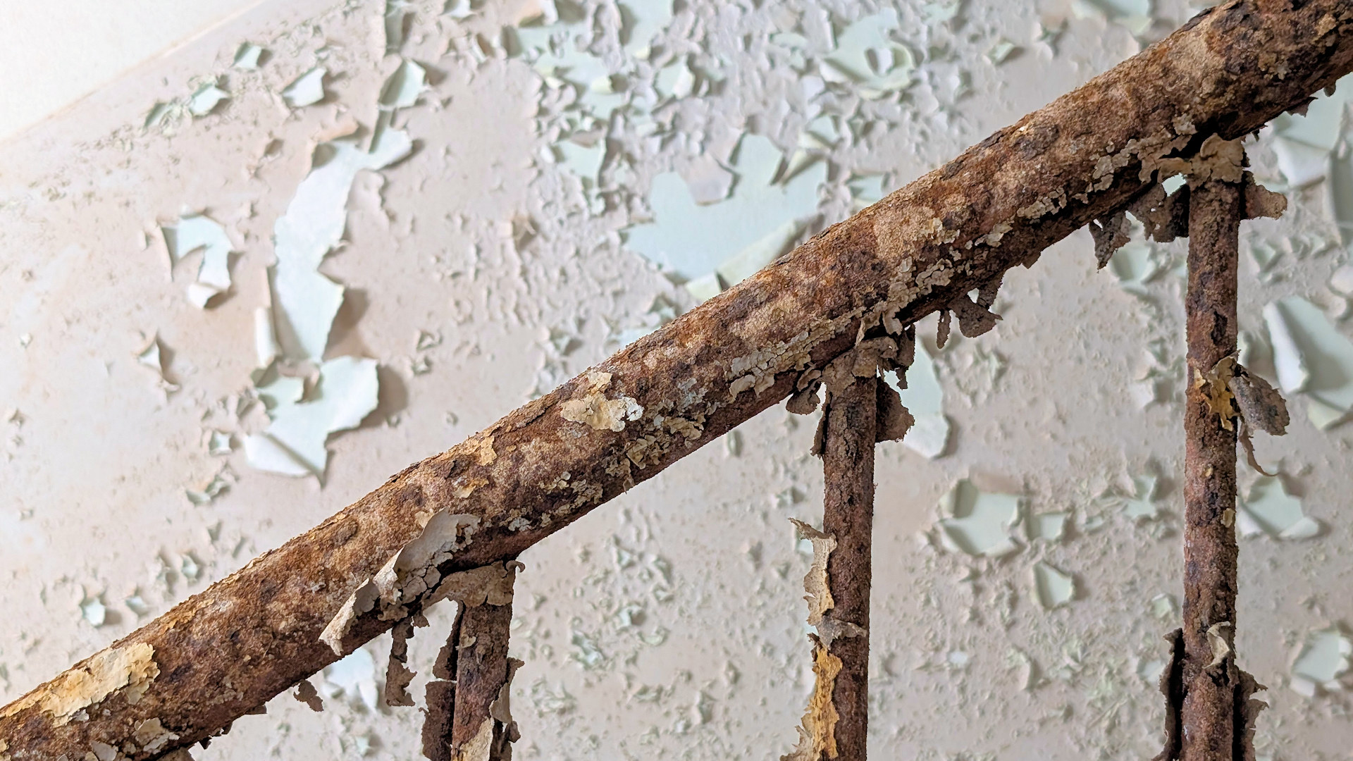 Farbe ist von einem Geländer und der Wand abgeblättert
