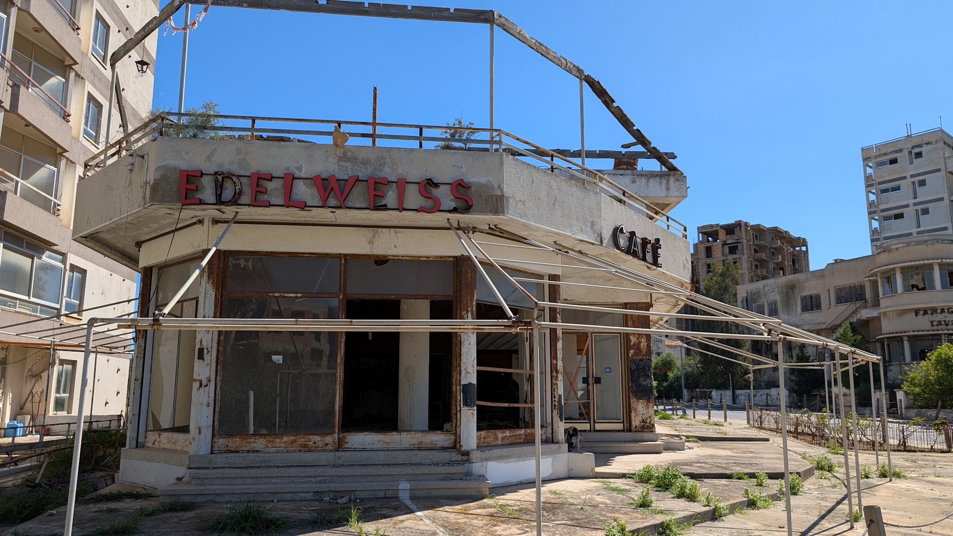 Ruine vom ehemaligen Edelweiss Cafe Varosha