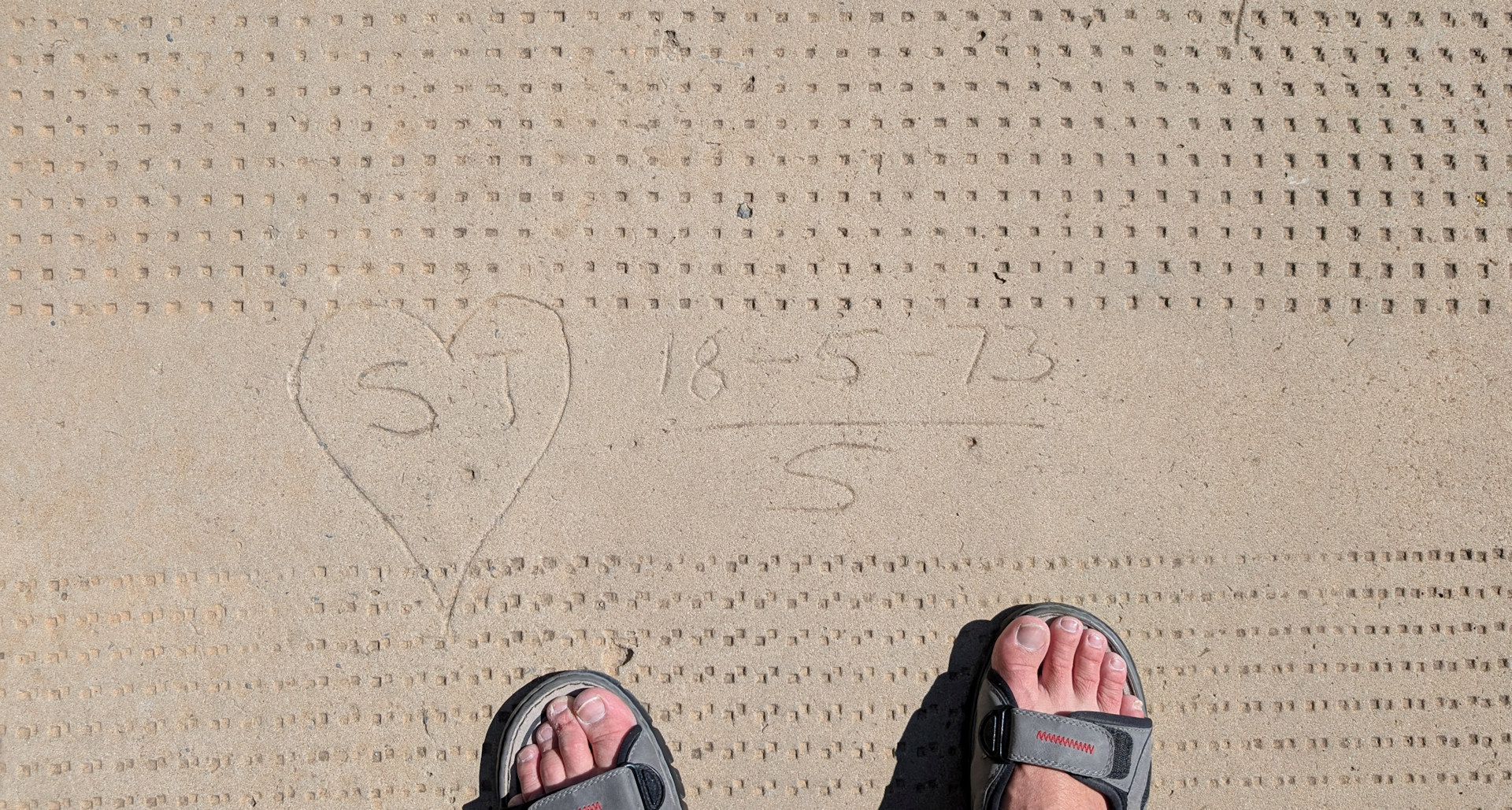 Inschrift S + T 18-5-73 im Beton von einem Gehweg in Varosha