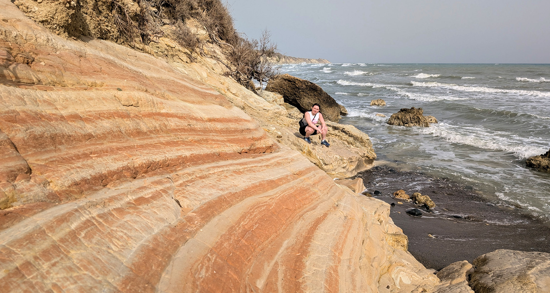 Rot marmorierte Felsen in Zypern an Meer 