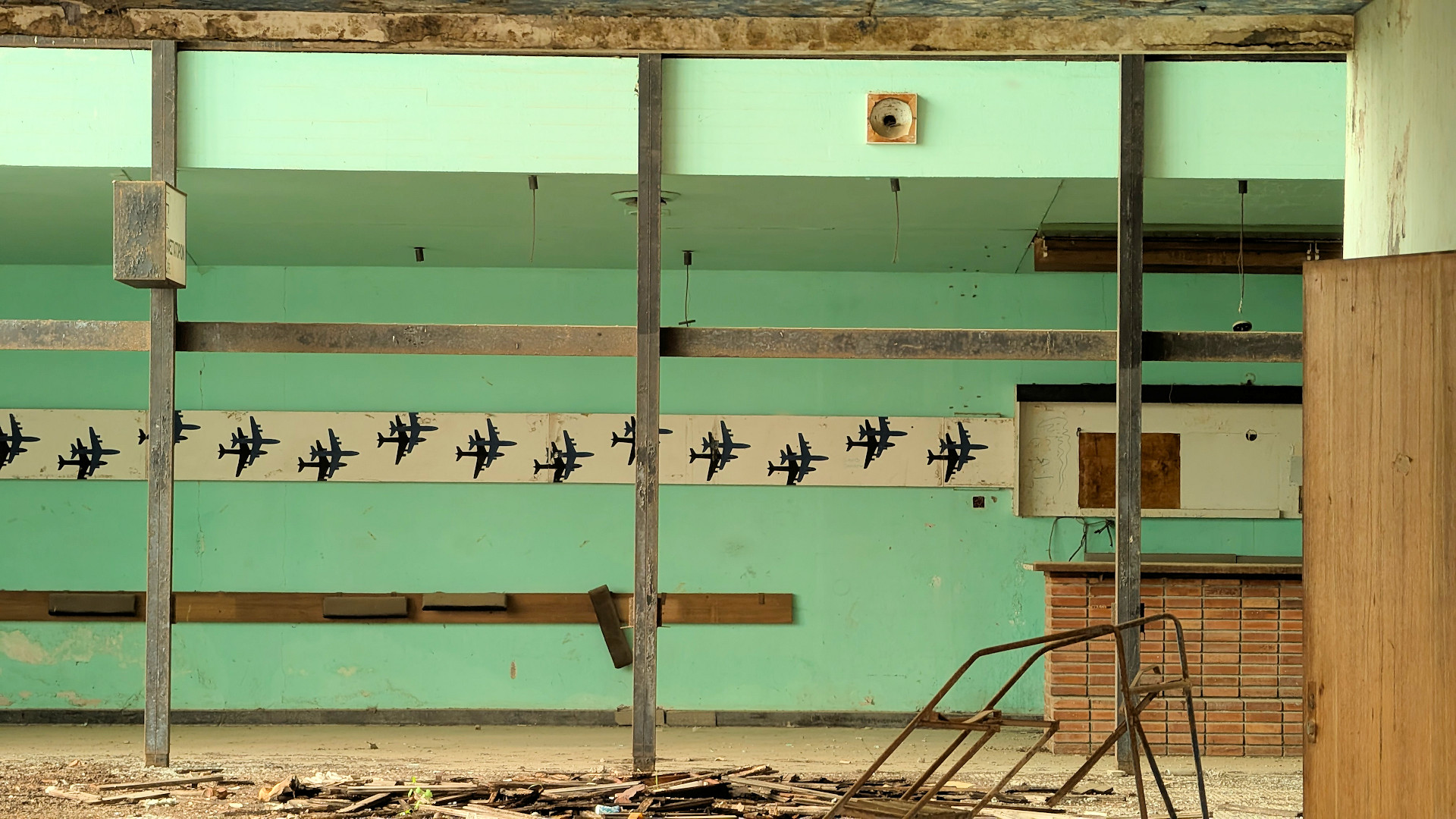 Flugzeuglogos auf grünem Grund in einem Gang m Flughafen Nikosia Zypern