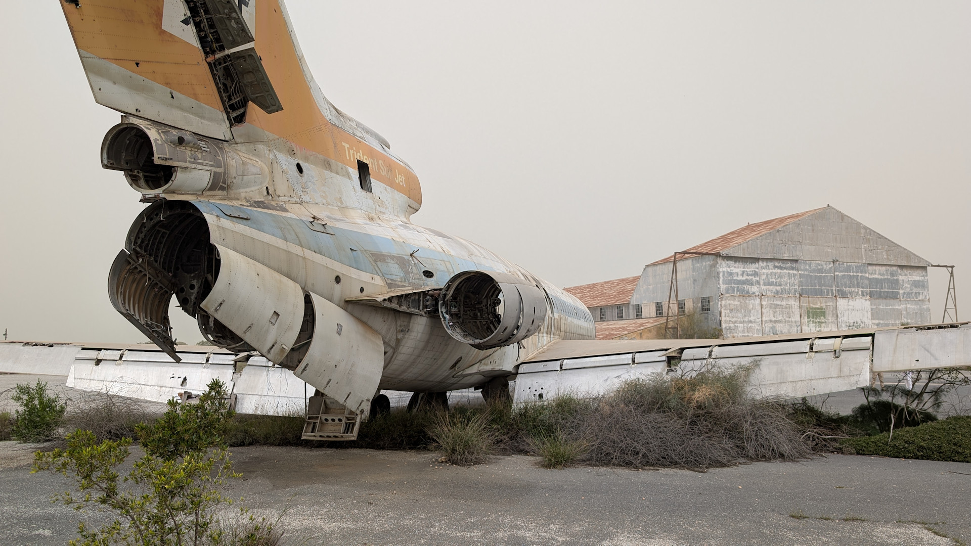 Heckansicht mit geöffneten Klappen vom Trident Flugzeugwrack im Flughafen Nikosia