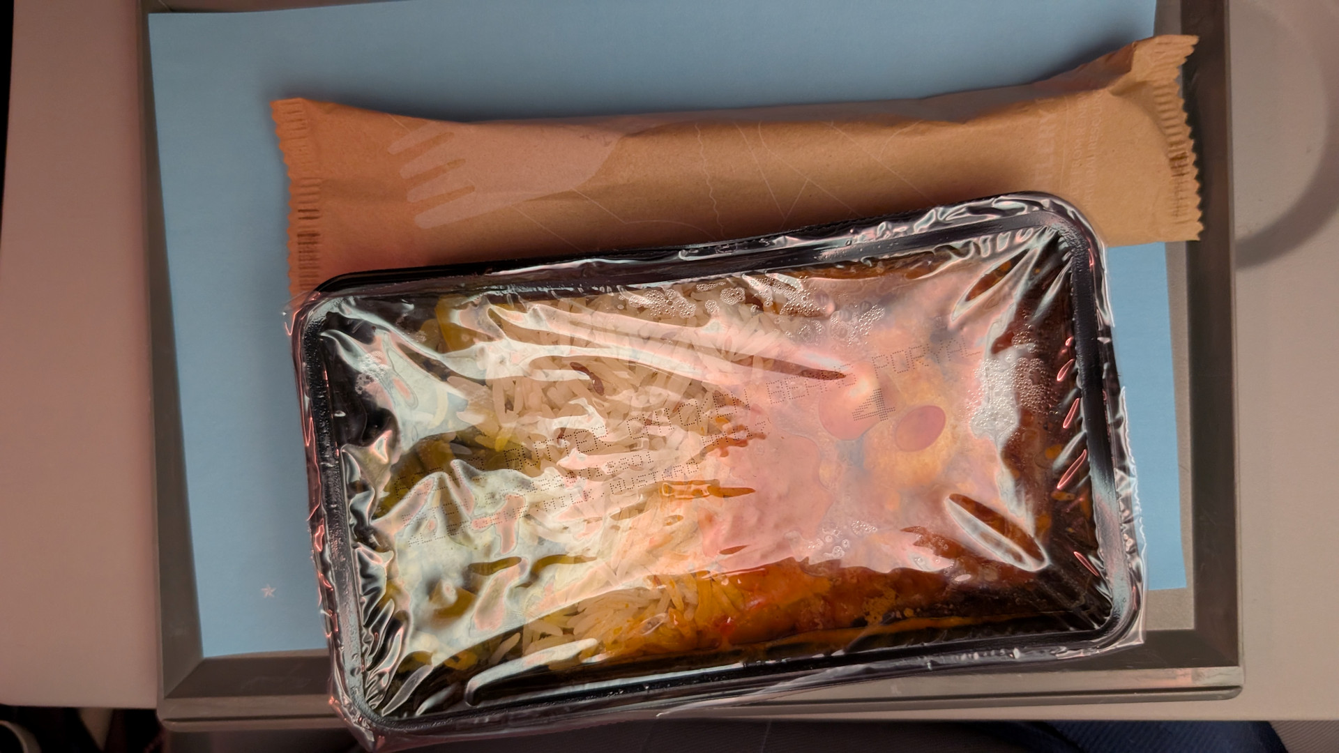 Portion undefinierbares abgepacktes Essen von TuiFly