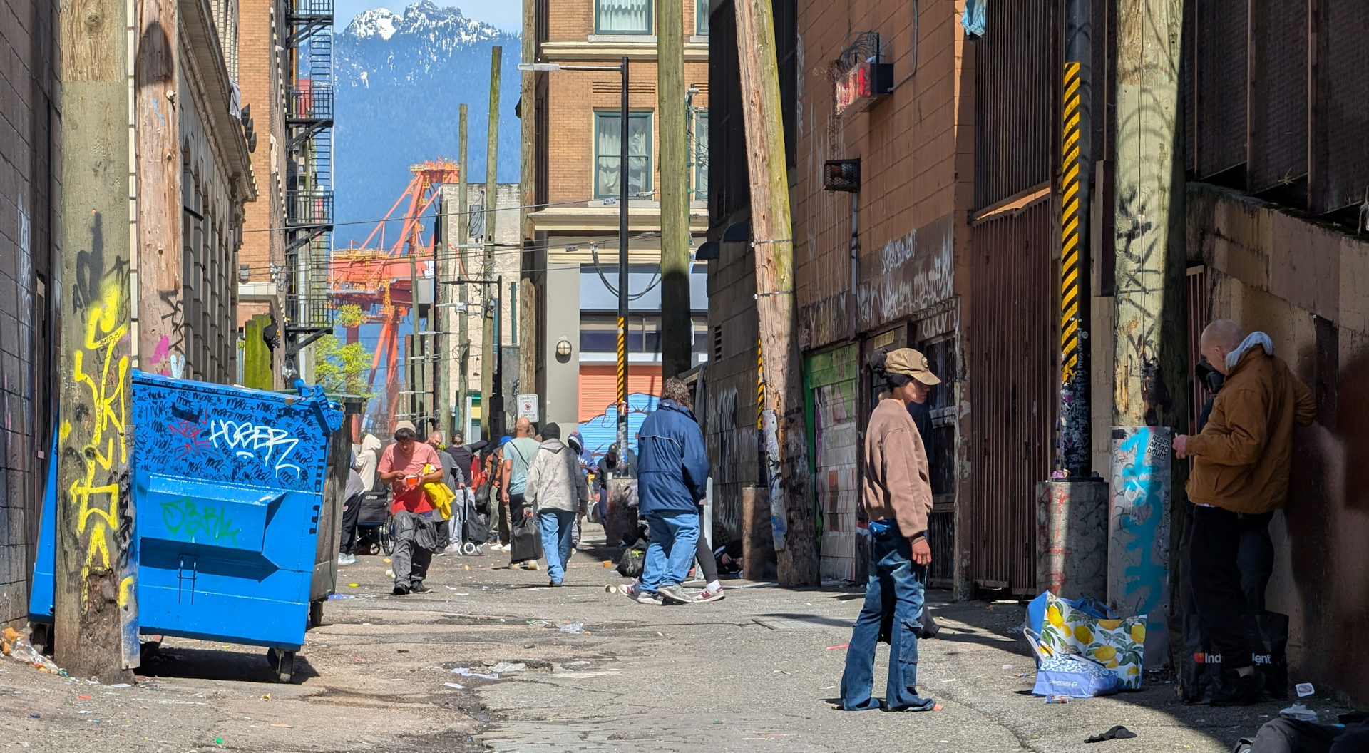 Offene Drogen Scene mit Obdachlosen Vancouver Kanada mit mehreren Süchtigen in einer Seitenstrasse der East Hastings Street