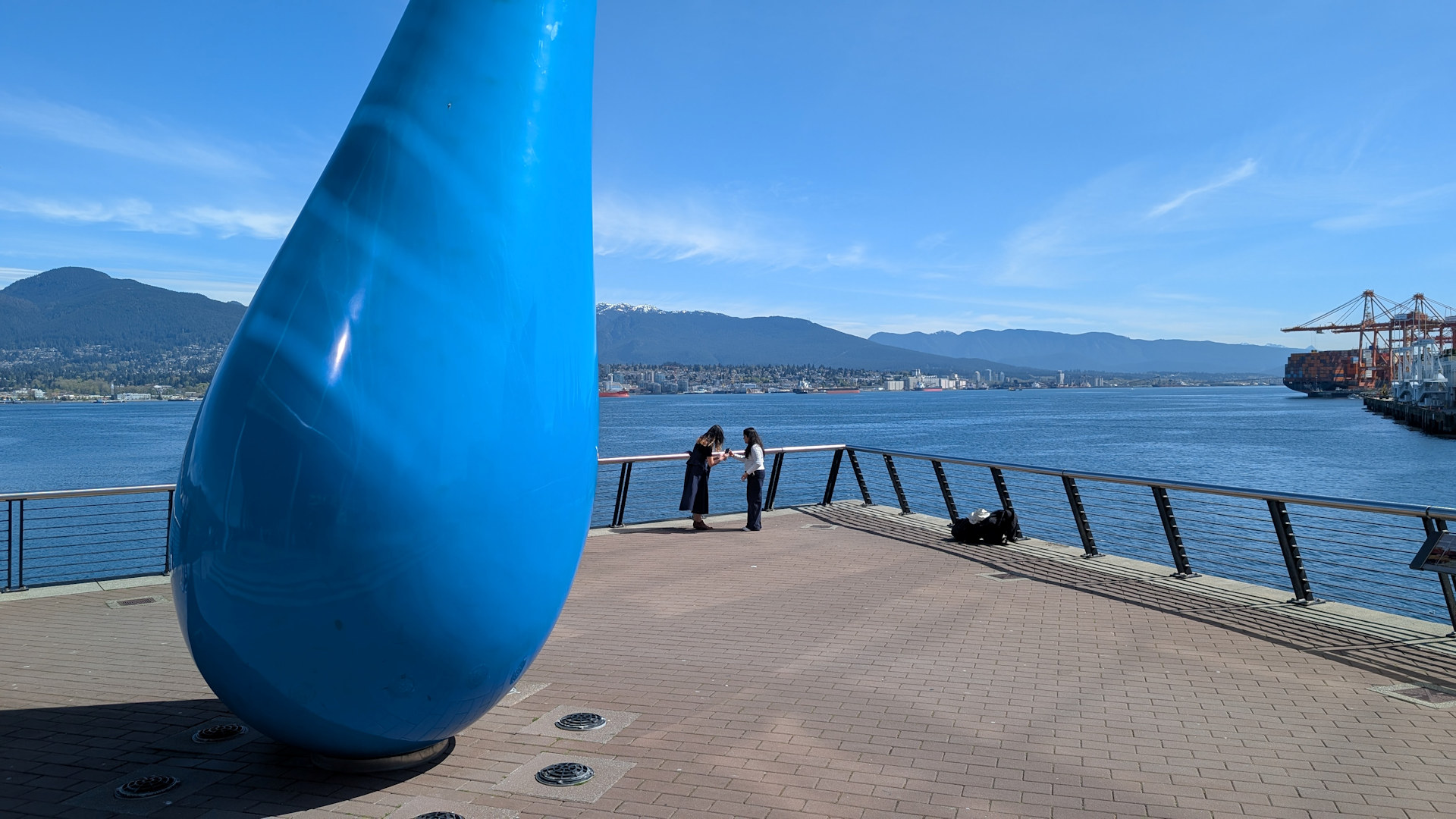 Blaues Kunstwerk The Drop in Vancouver 